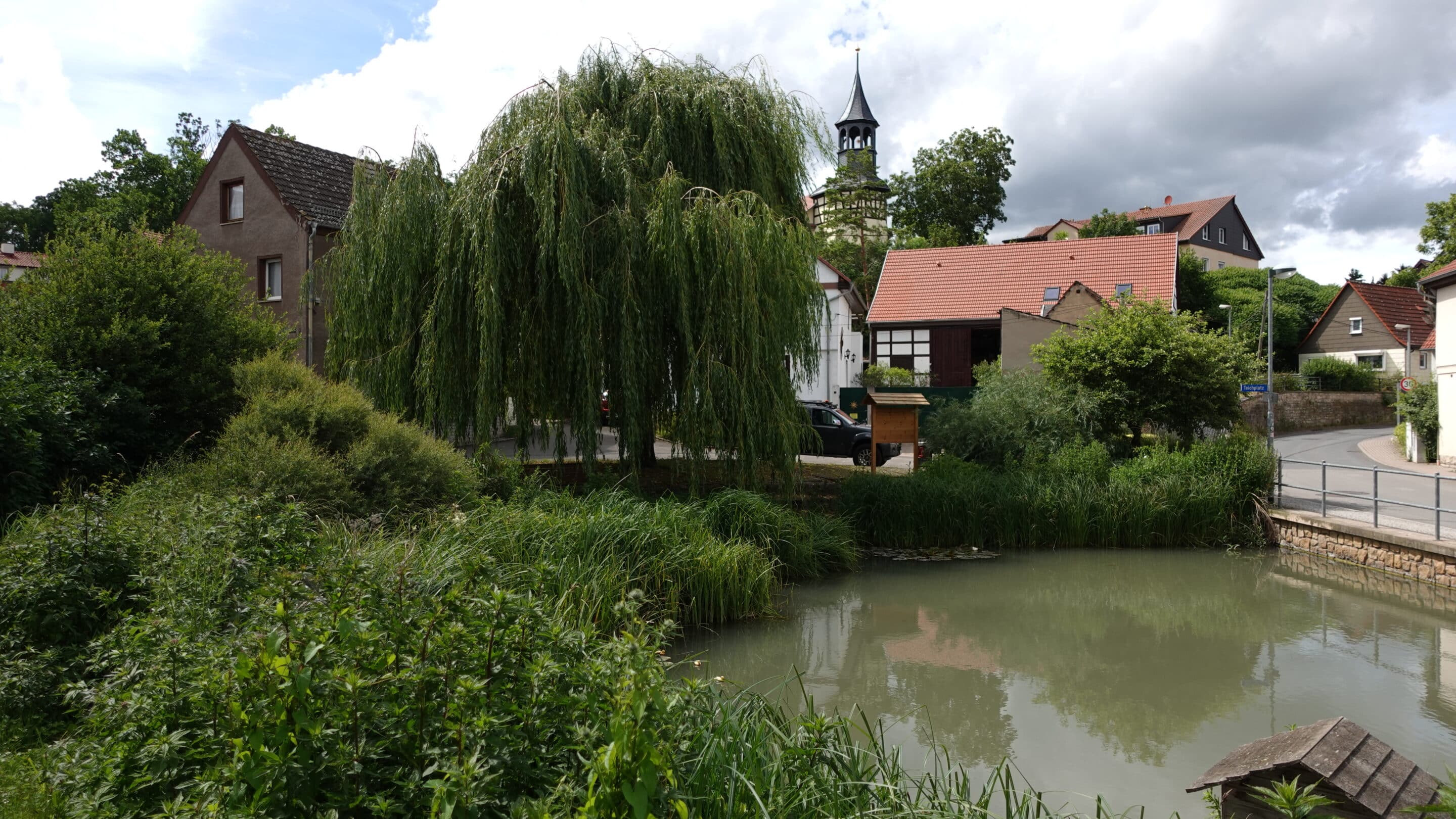 Der Ortskern von Marbach einem Ortsteil von Erfurt mit Teichplatz und Kirche.