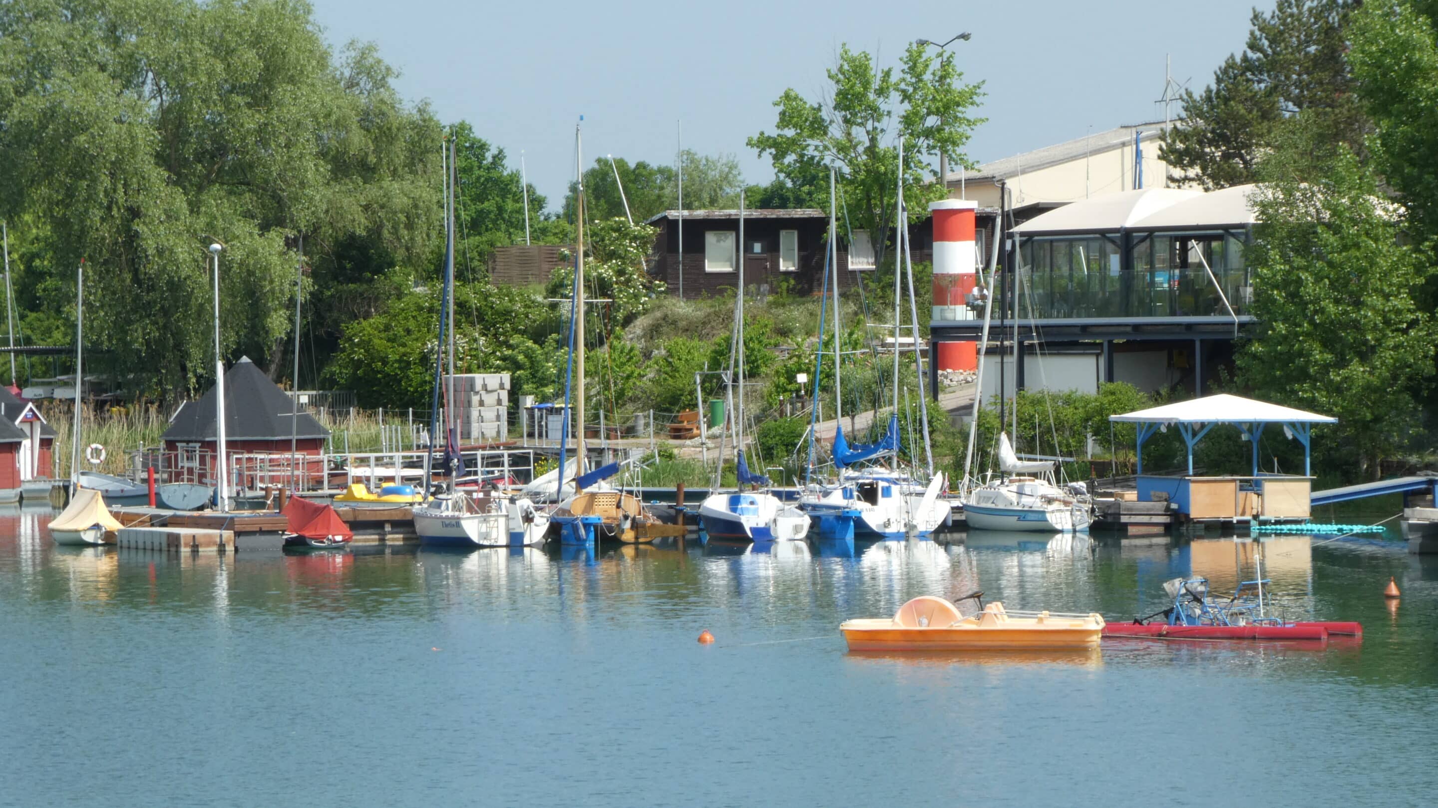 Der Alperstedter See mit Hafen und Gastwirtschaft im Norden der Landeshauptstadt Erfurt.