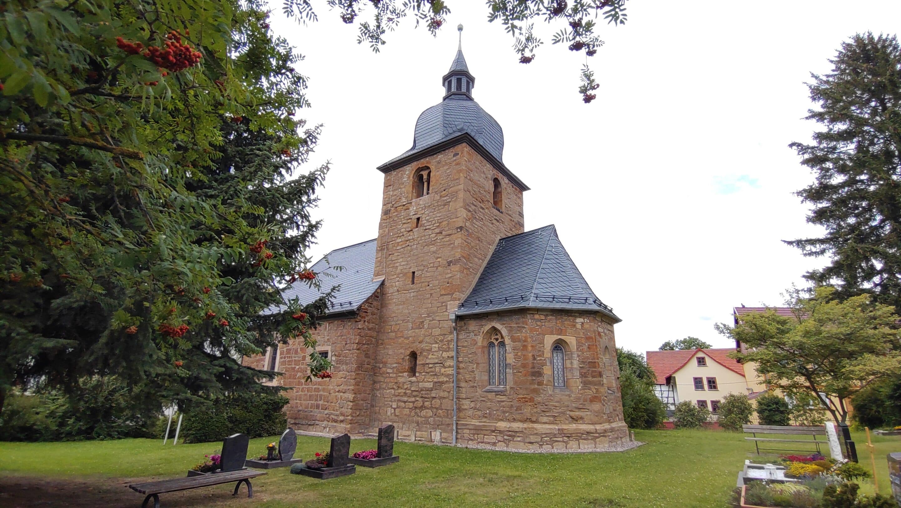 Die Dorfkirche St. Georg in Gottstedt einem Ortsteil der Landeshauptstadt von Thüringen Erfurt.