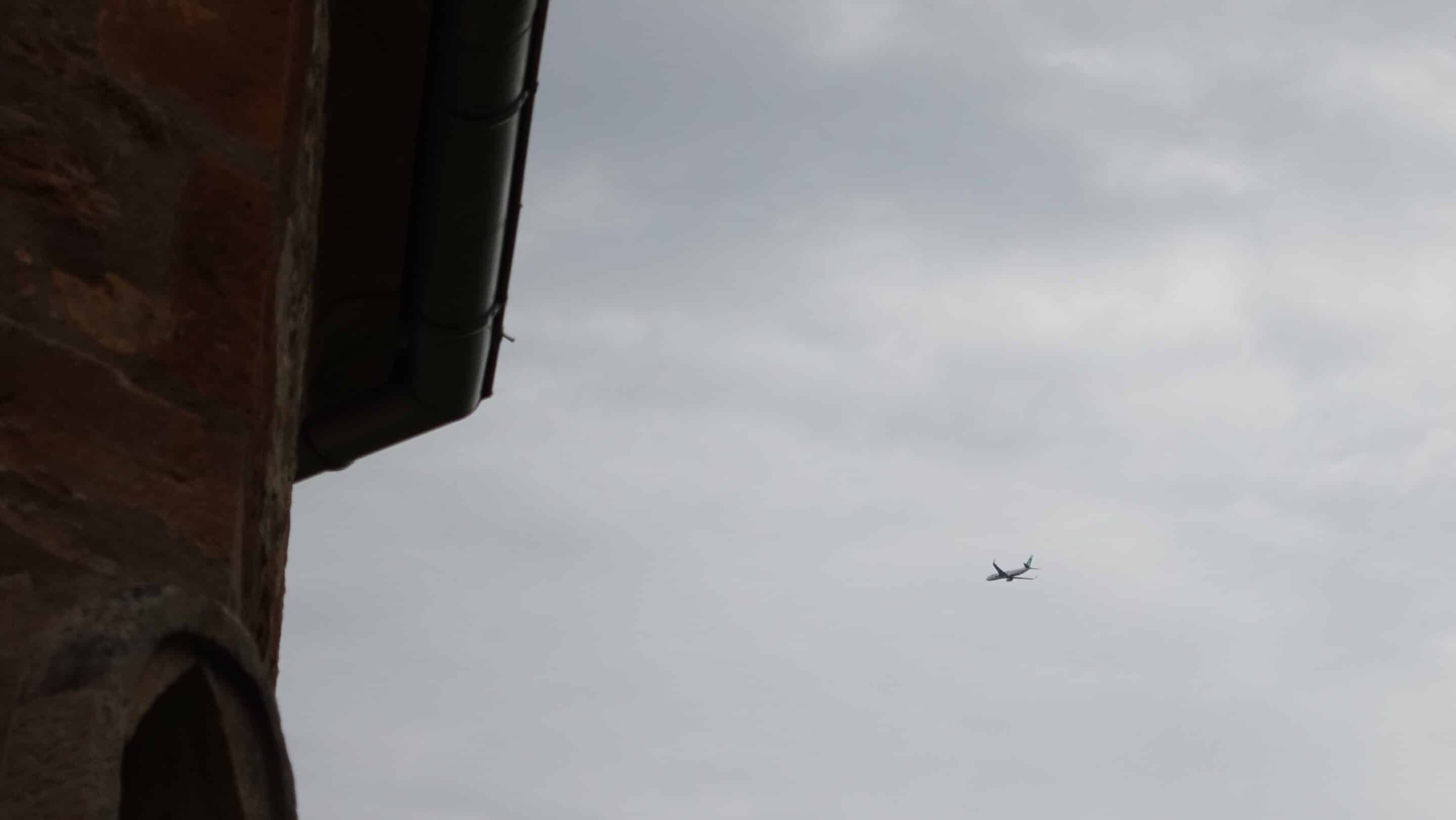 Ein Flugzeug nach dem Start auf dem Flughafen Weimar Erfurrt über Gottstedt einem Ortsteil von Erfurt.