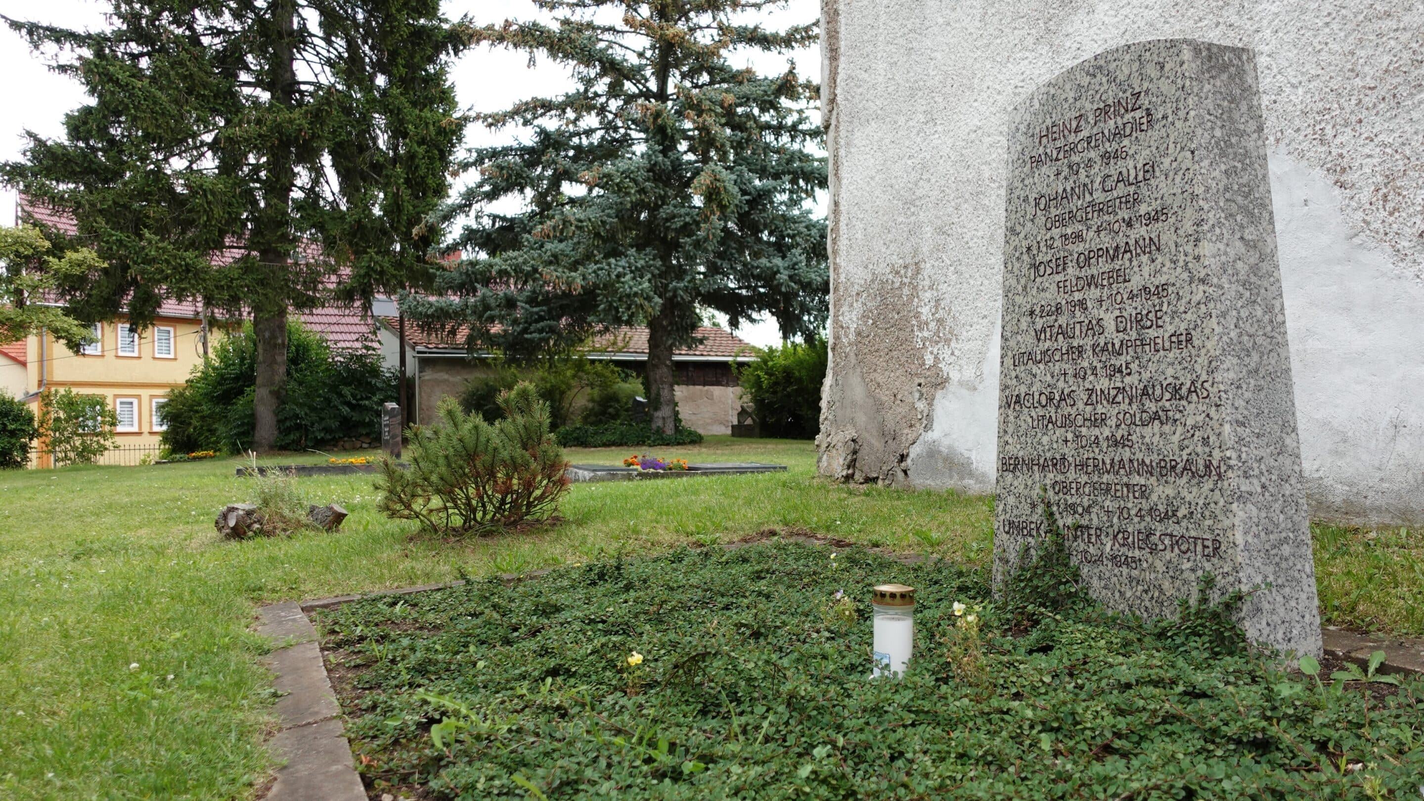 Ein Gedenkstein auf dem Friedhof Gottstedt erinnert an 7 Soldaten, zwei davon aus Litauen, die am 10.04.1945 starben.