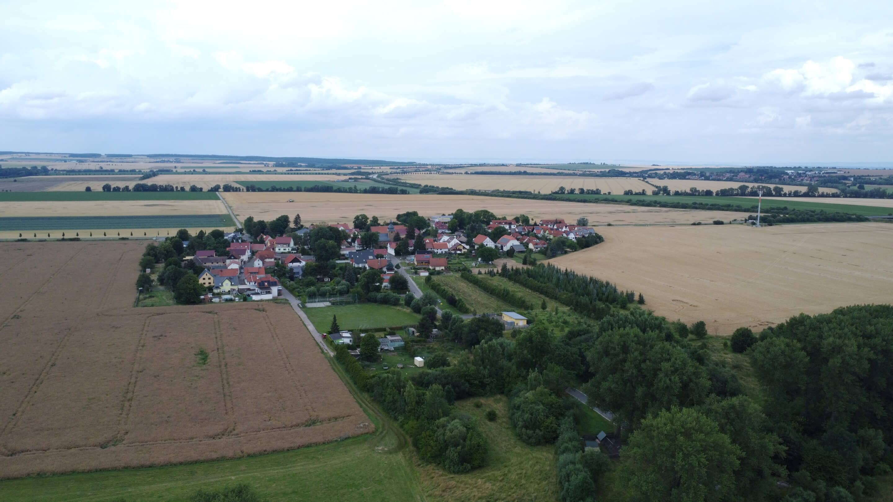 Gottstedt ein Ortsteil der Landeshauptstadt Erfurt in Thüringen ist aus der Luft als typisches Haufendorf erkennbar.