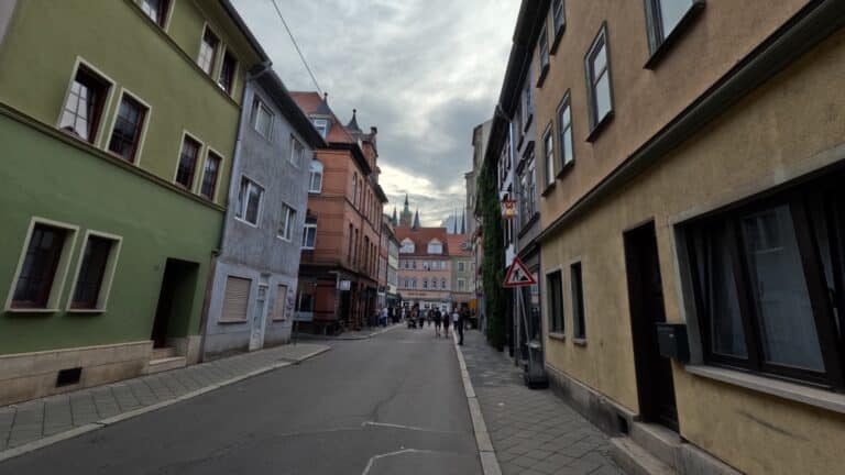 Das Erfurt-Magazin 15 Das Erfurt-Magazin Mülltonnen in Brand gesetzt