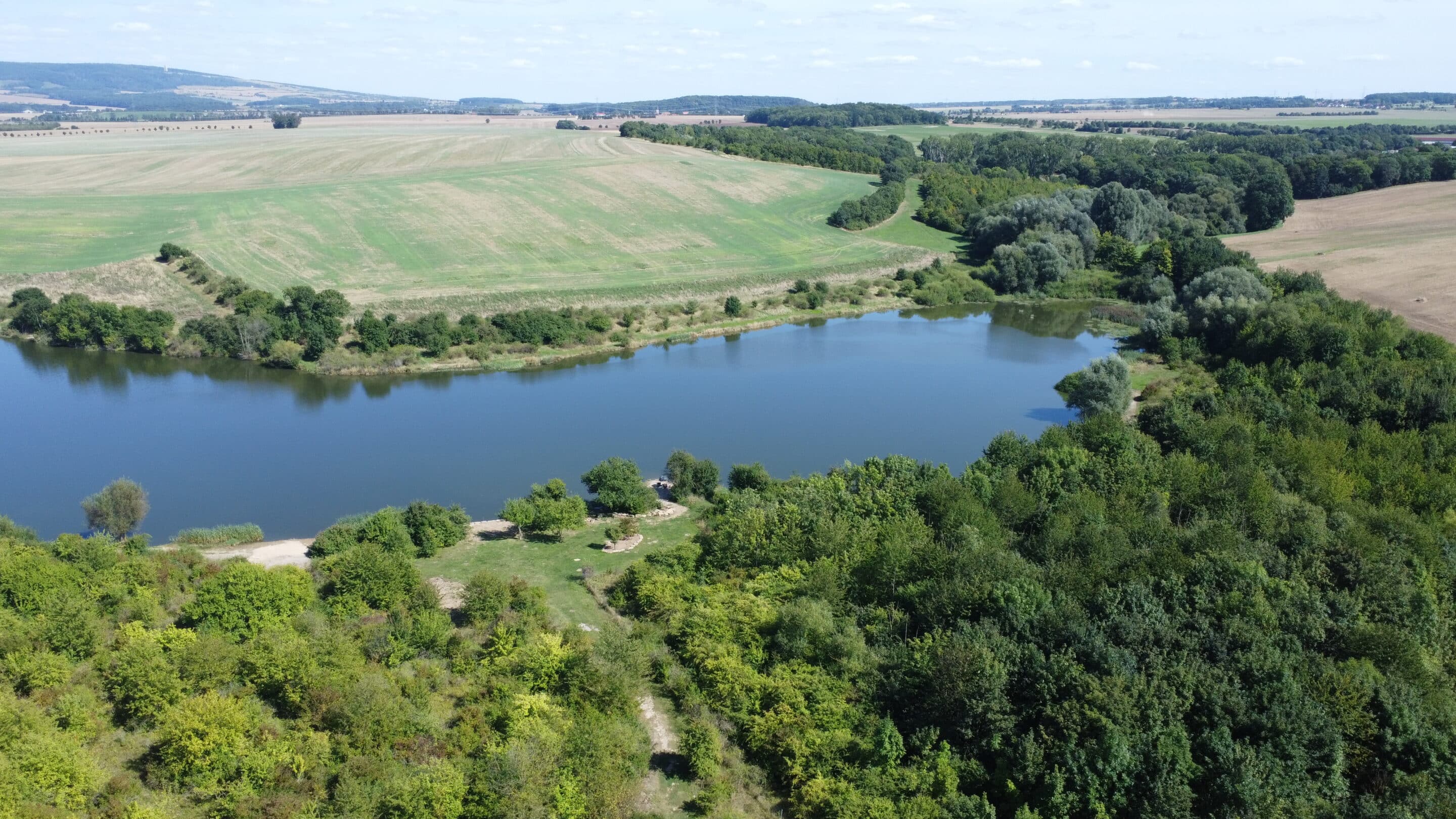 Luftaufnahme der Talsperre Vieselbach im Osten der Landeshauptstadt Erfurt beim Ortsteil Hochstedt.