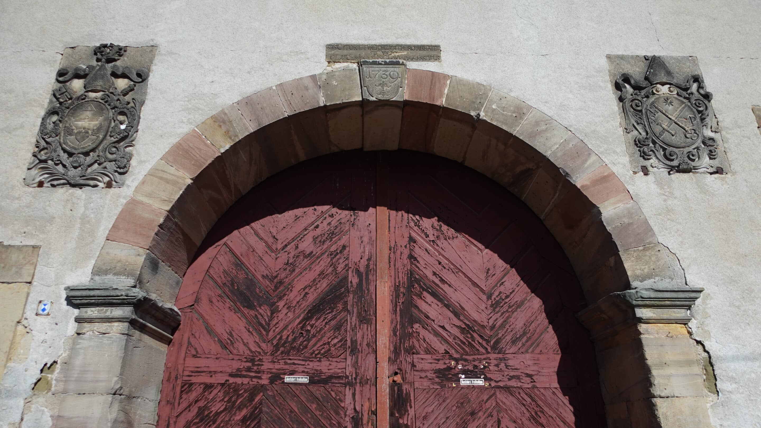 Wappen am Tor des Klostergut Hochstedt in Erfurt einem Ortsteil der Thüringer Landeshauptstadt.