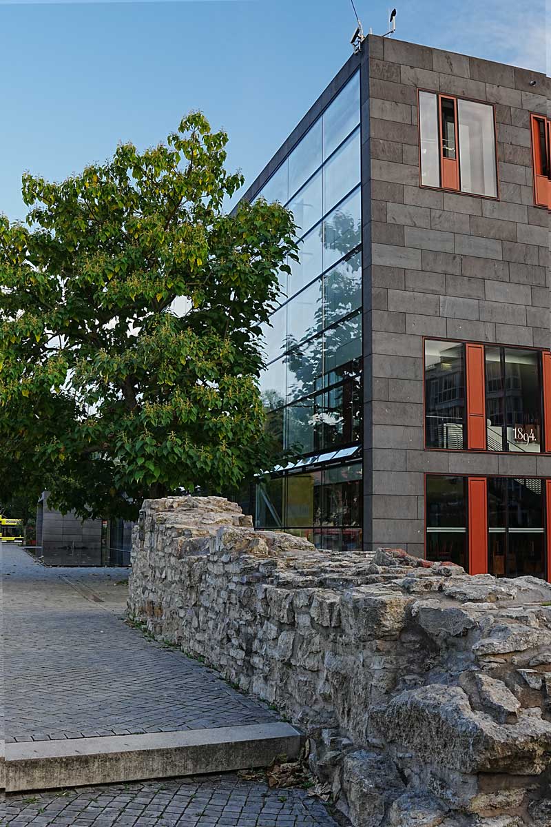 Reste der alten Stadtmauer am Theaterplatz