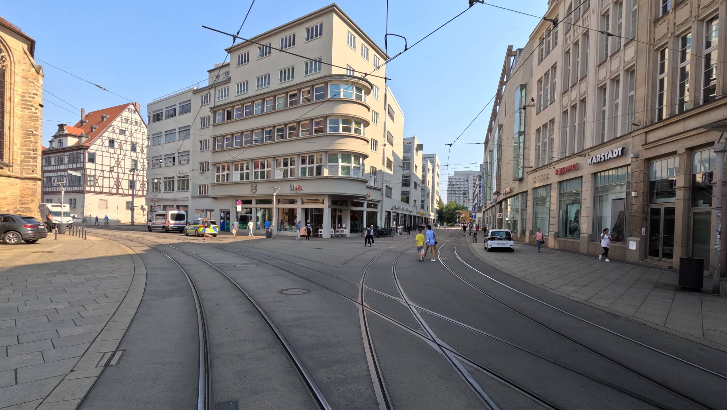 Am Anger in Erfurt führen Straßenbahnlinien raus aus der Stadt.