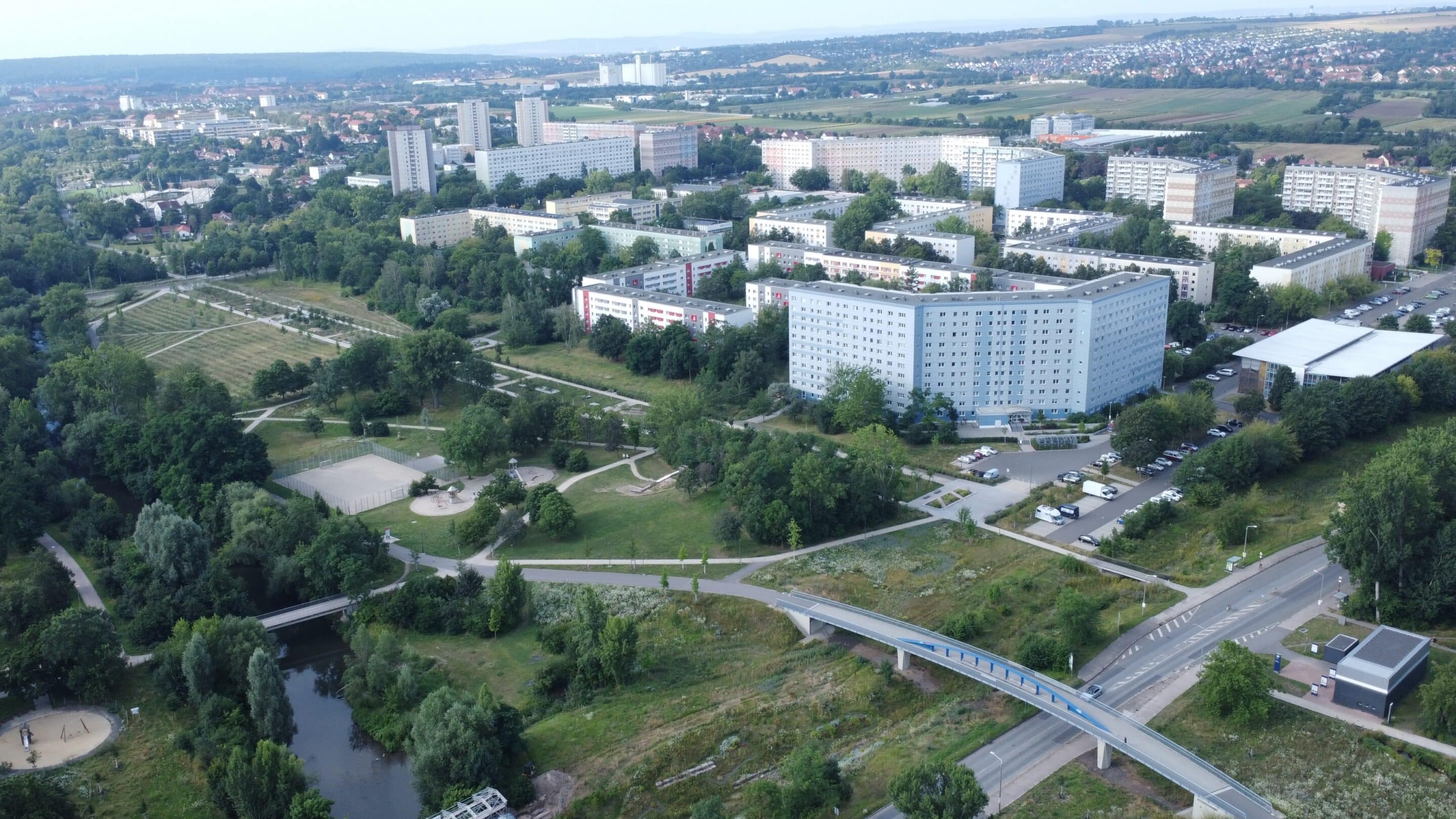 Luftbild des Berliner Platz in Erfurt mit der zur Buga umgestalteten Nördlichen Geraaue.