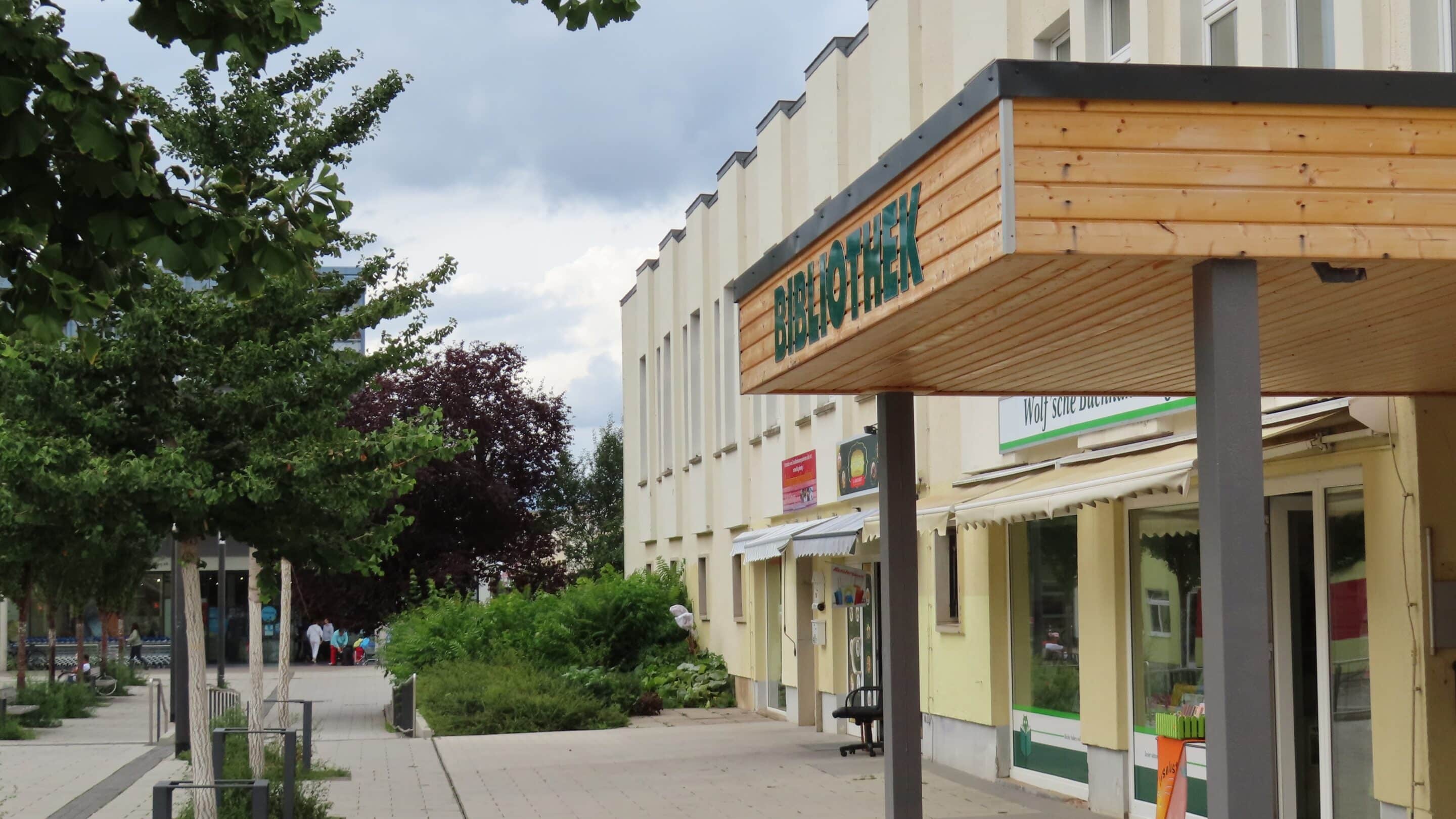 Bibliothek und Buchhandlung in der Fussgängerzone am Berliner Platz in Erfurt.