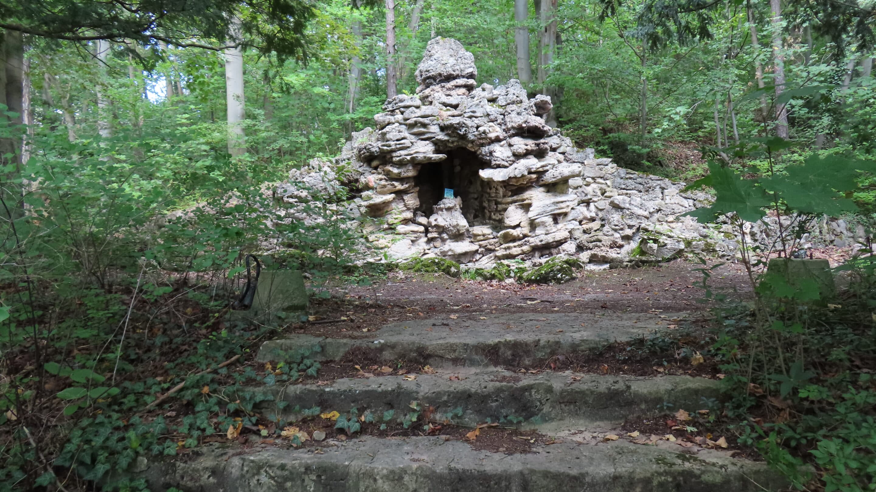 Grotte am Festplatz des Grottenfest in Magdala am Südrand des Döbritzer Holzes.