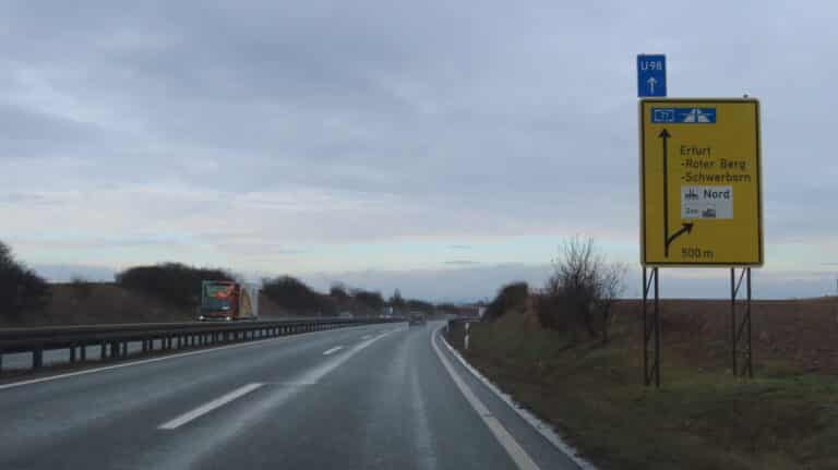 Mercedes-Fahrerin prallt gegen Leitplanke