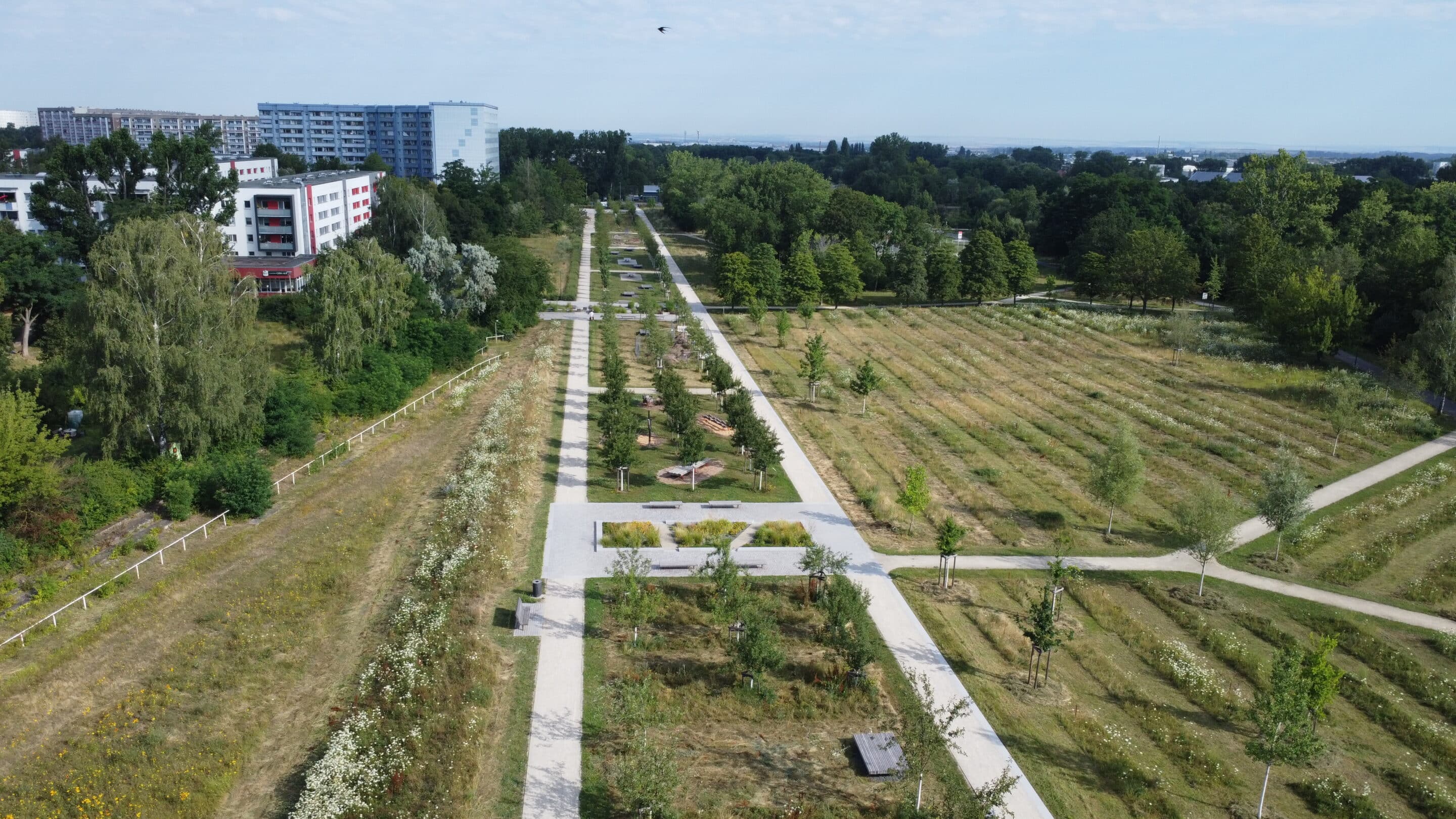 Der Berliner Platz in der Landeshauptstadt Erfurt mit der Nördlichen Geraaue.