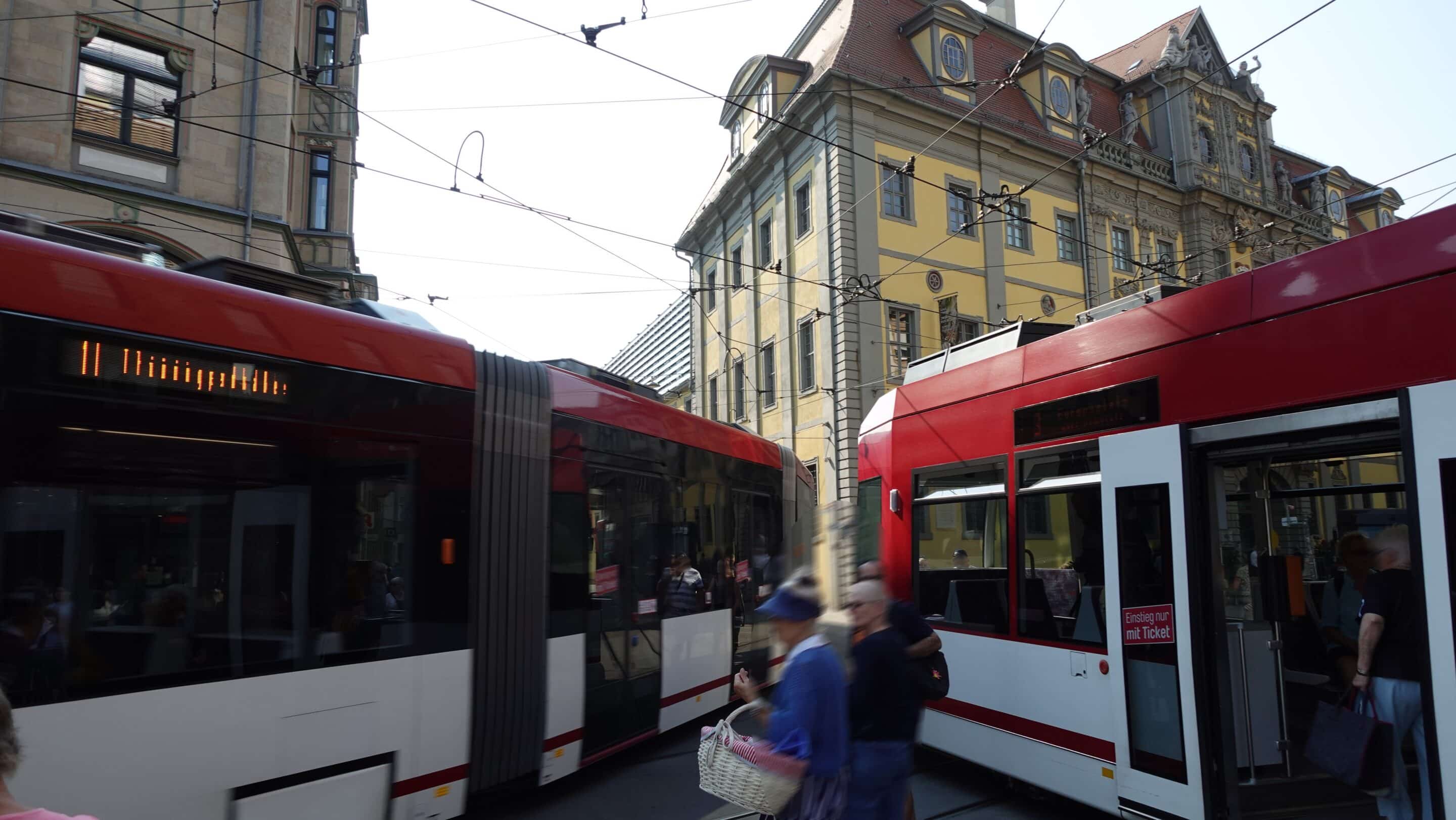 Am Anger in Erfurt treffen sich alle Straßenbahnlinien so dass dort reger Verkehr herrscht.