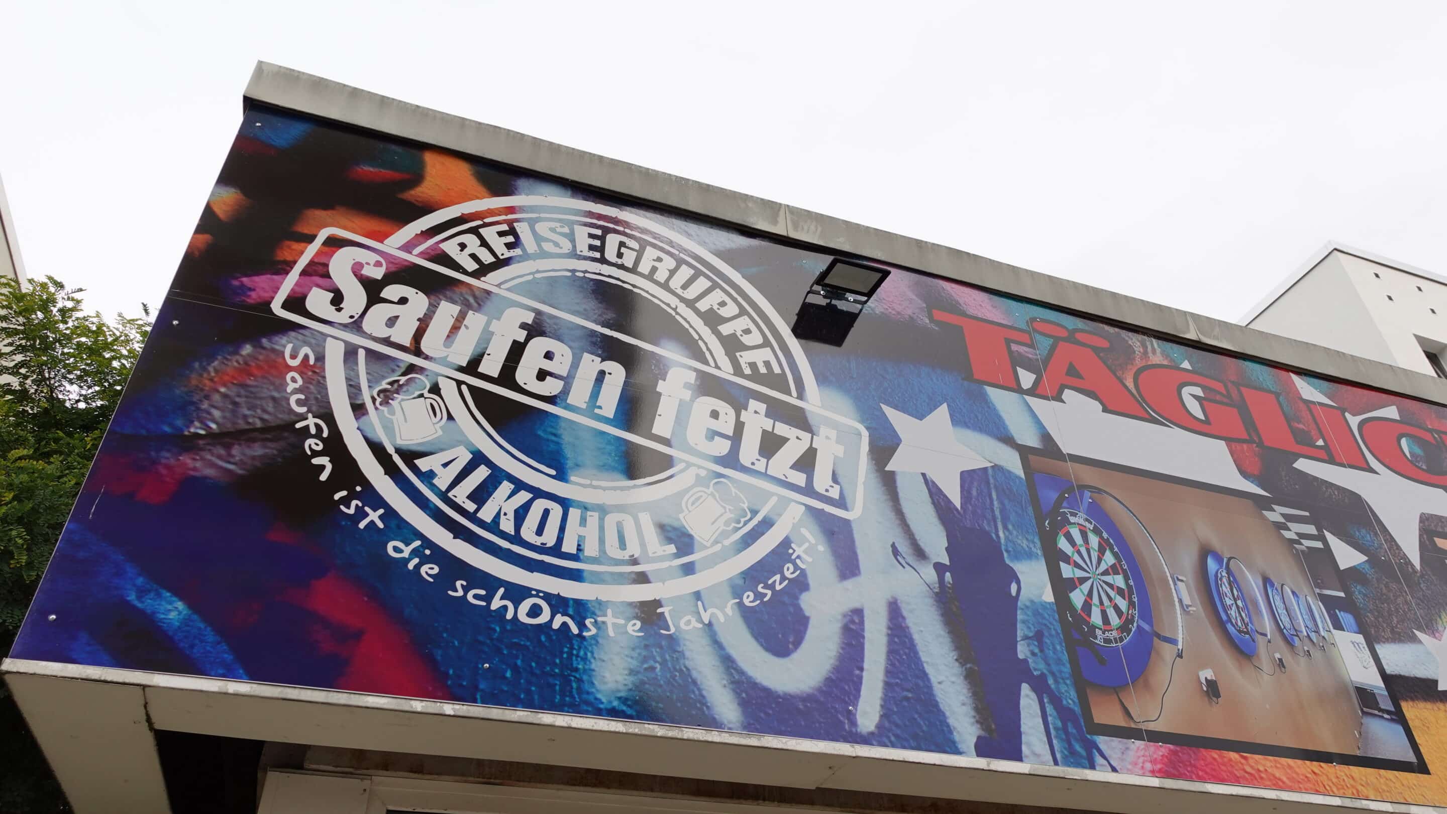 Saufen fetzt am Berliner Platz in Erfurt.