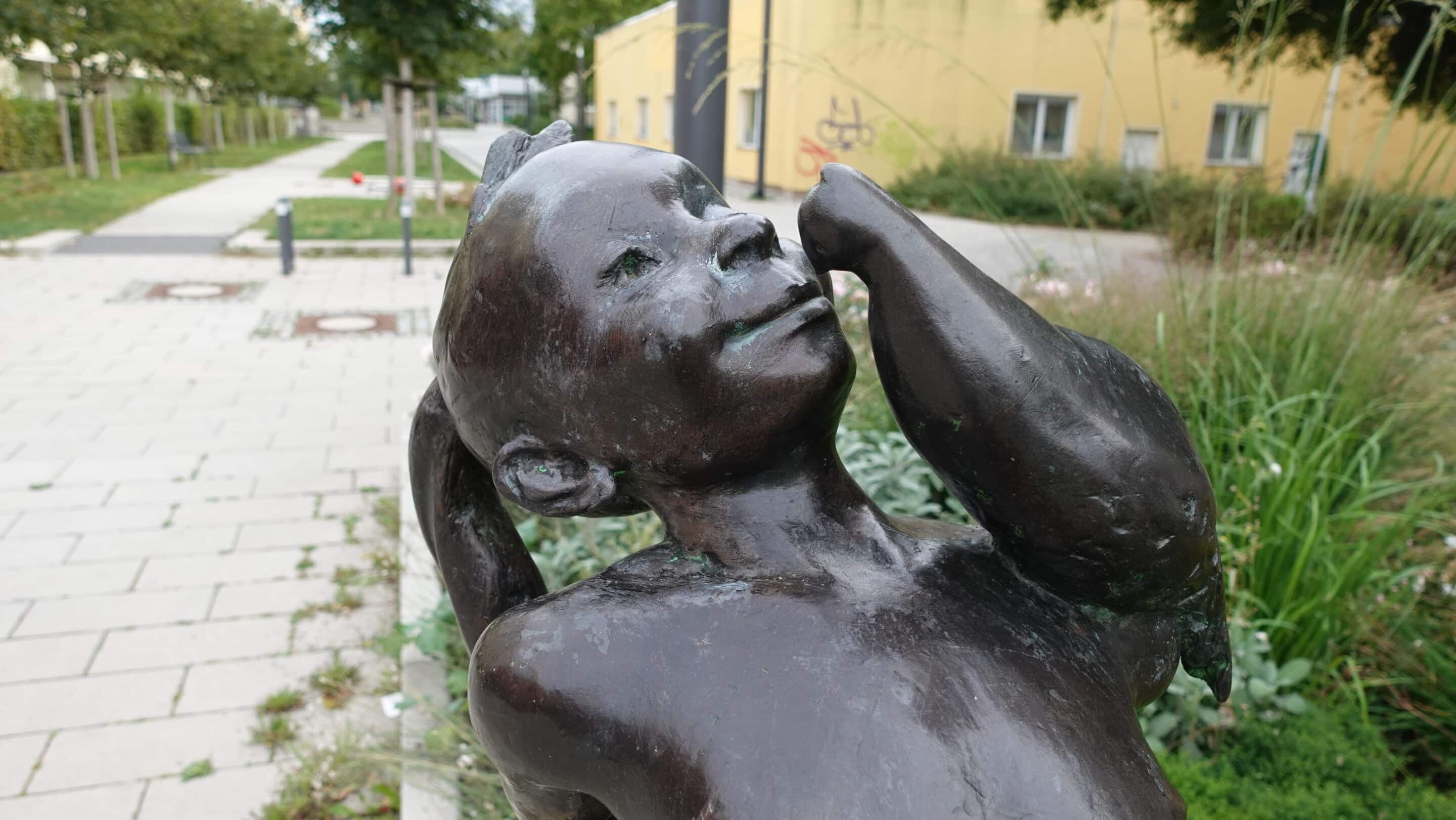 Skulptur Mädchen mit Taube des Künstlers Martin Wetzel in der Fussgängerzone des Stadtteils Berliner Platz Erfurt