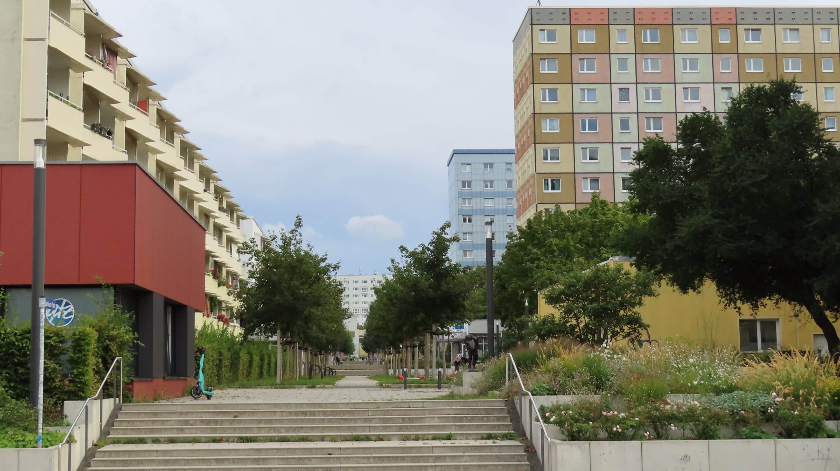 Verschiedene Plattenbautypen aus Zeiten der DDR säumen den Berliner Platz in Erfurt der Landeshauptstadt von Thüringen.