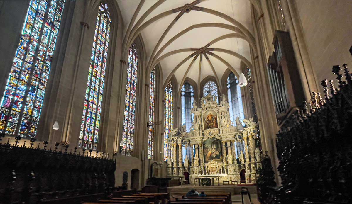 Das riesige Kirchenschiff im Inneren des Domes