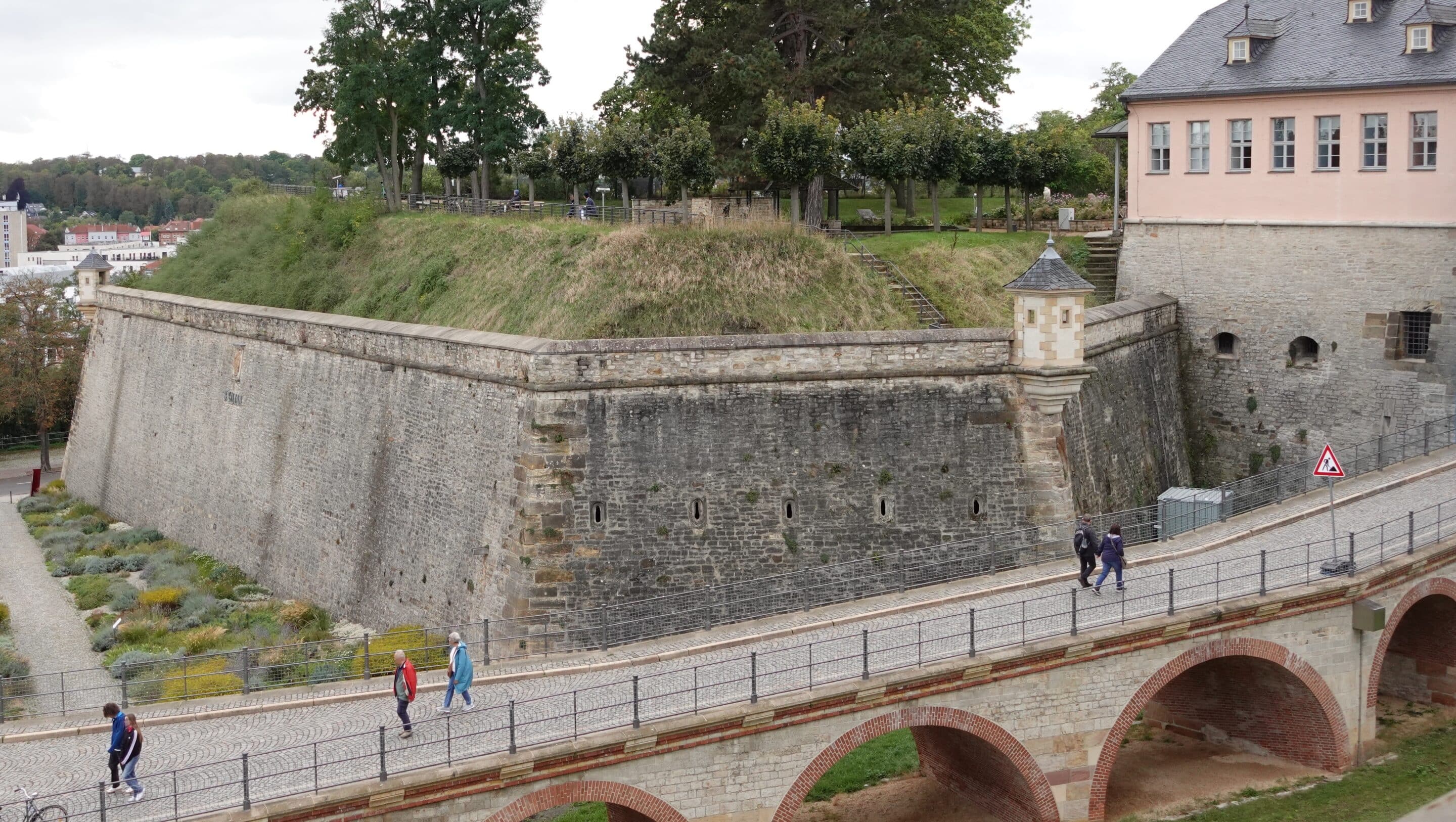 Der Aufgang zum Petersberg Erfurt mit Brücke, der Bastion Kilian und dem Kommandantenhaus.