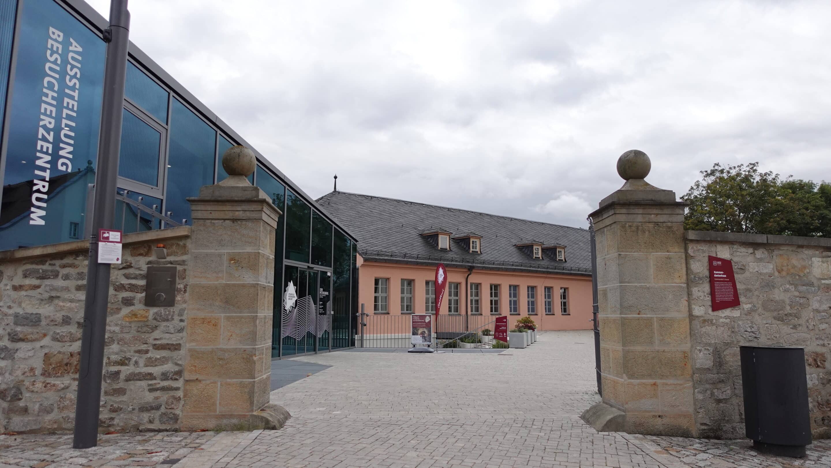 Das Besucherzentrum auf dem Petersberg in Erfurt mit Kommandantenhaus.