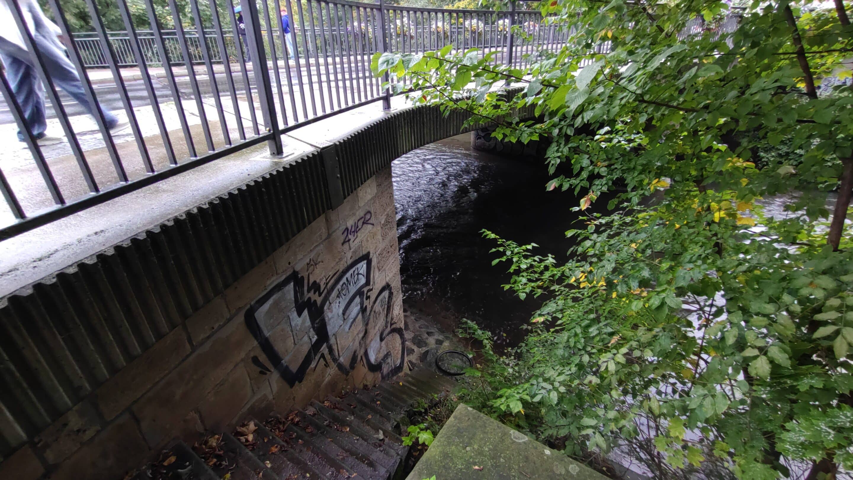 Brücke über den Flutgraben in der Talstraße Erfurt mit Zugang zum Flutgraben am Nettelbeckufer.