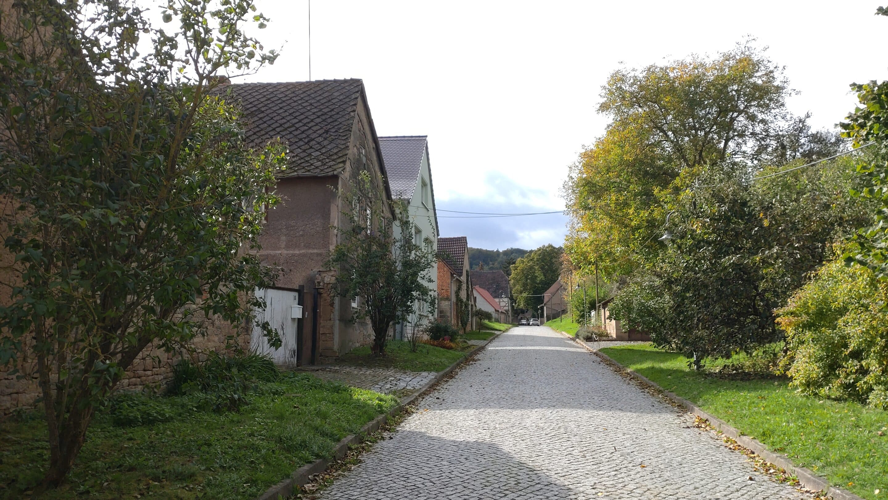 Die Dorfstraße in Kleinroda an der Hohen Schrecke ist eine ruhige Sackgasse.