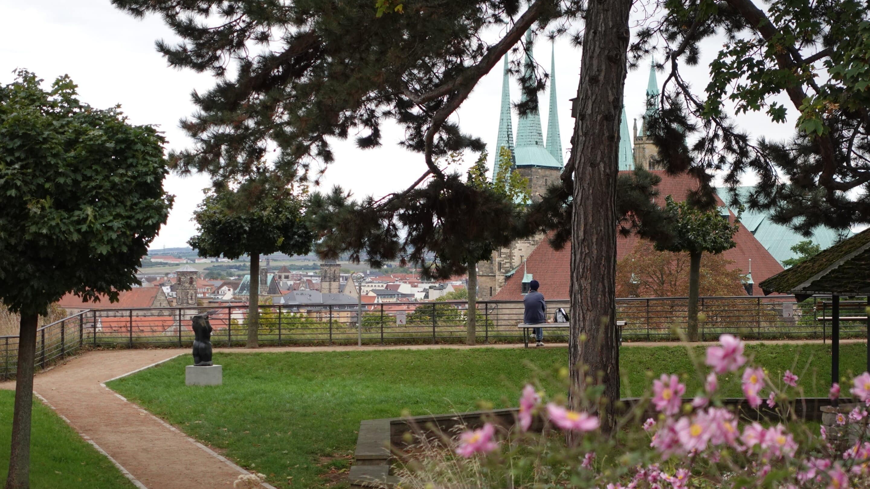 Der Kommandantengarten der Zitadelle Petersberg mit Blick auf Erfurt.