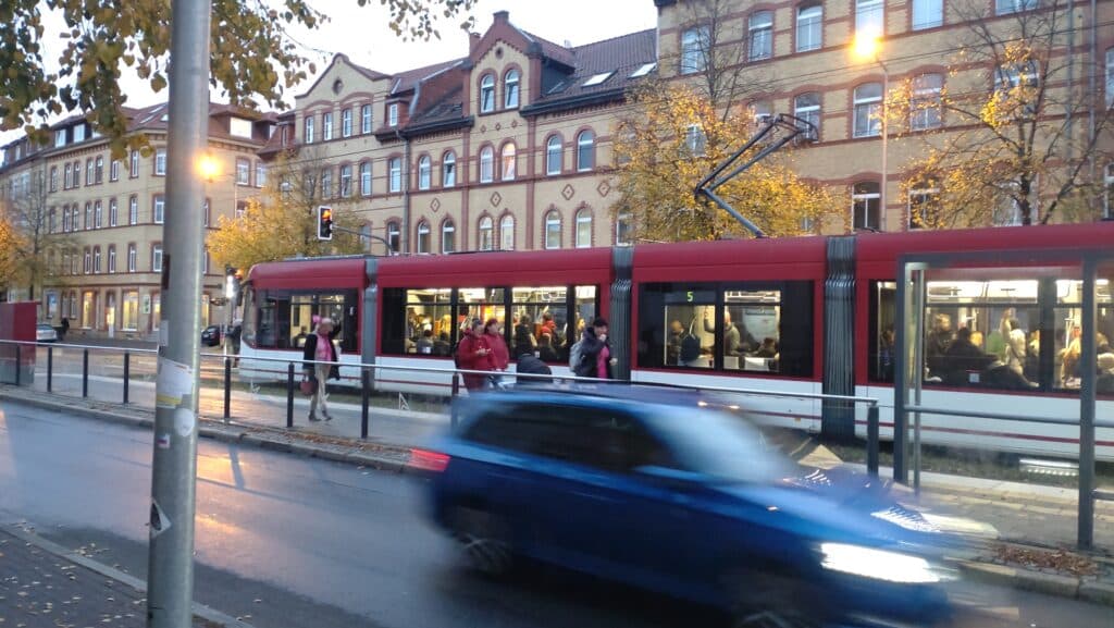 Magdeburger Allee Montagmorgen mit Strassenbahn Menschen und Auto_erfurt