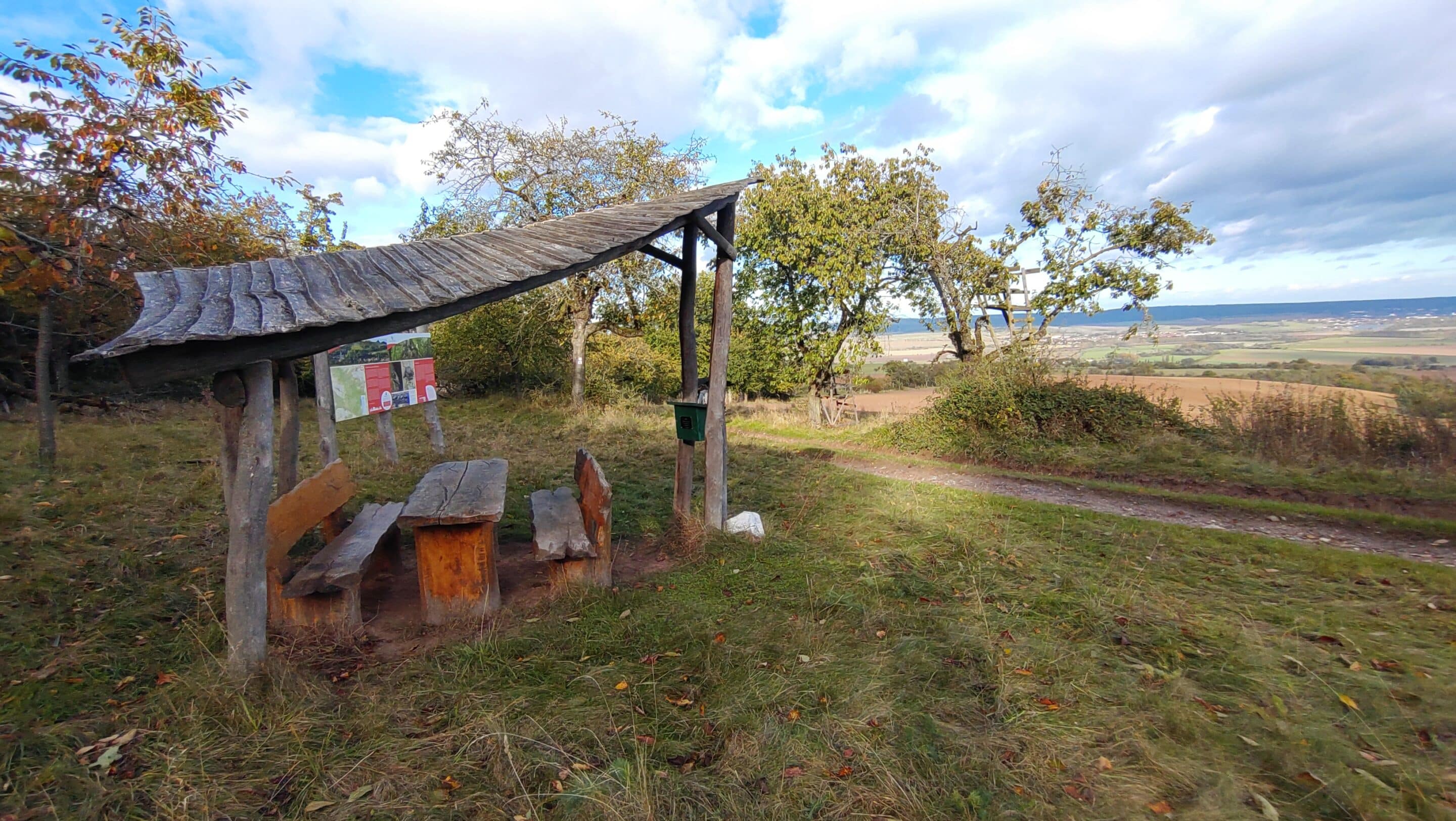 Ein Rastplatz auf der Hohen Schrecke mit Blick auf das Unstruttal.