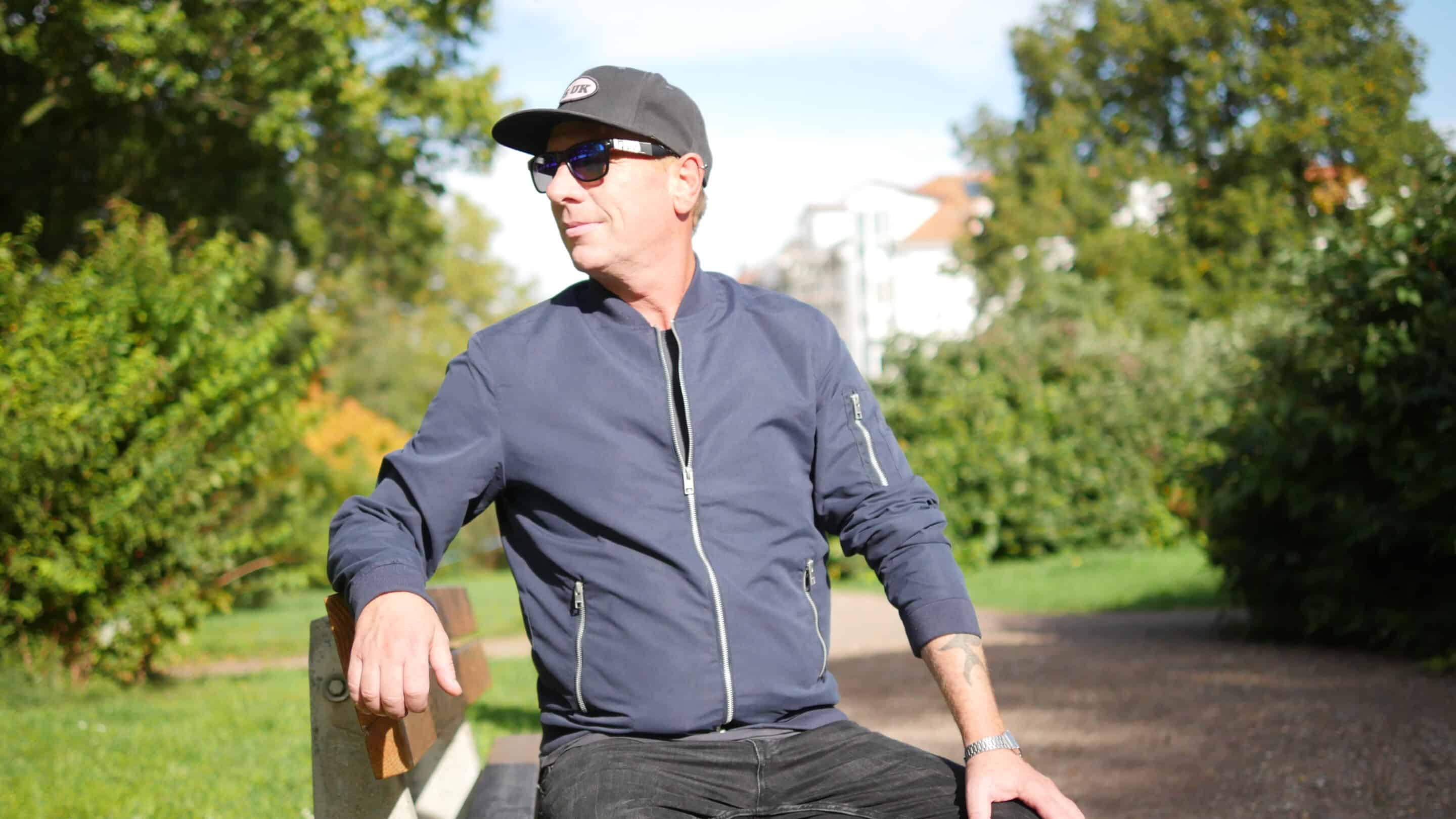 DJ Sven UK auf einer Bank im Park am Landtag in der Landeshauptstadt Erfurt.