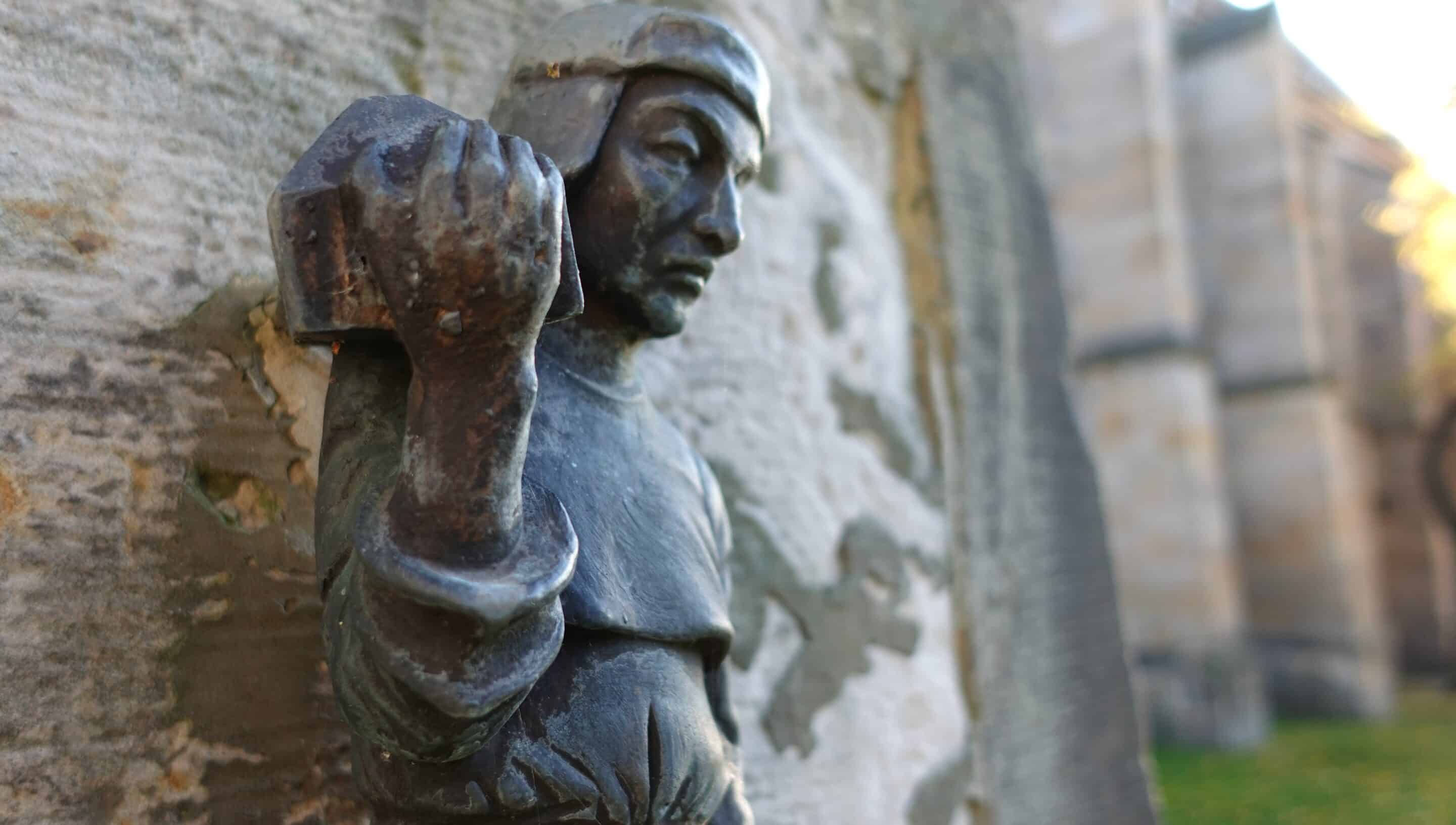 Ein Mann mit Truhe am Gustav Adolf Brunnen an der Predigerkirche in der Altstadt der Landeshauptstadt von Thüringen Erfurt.