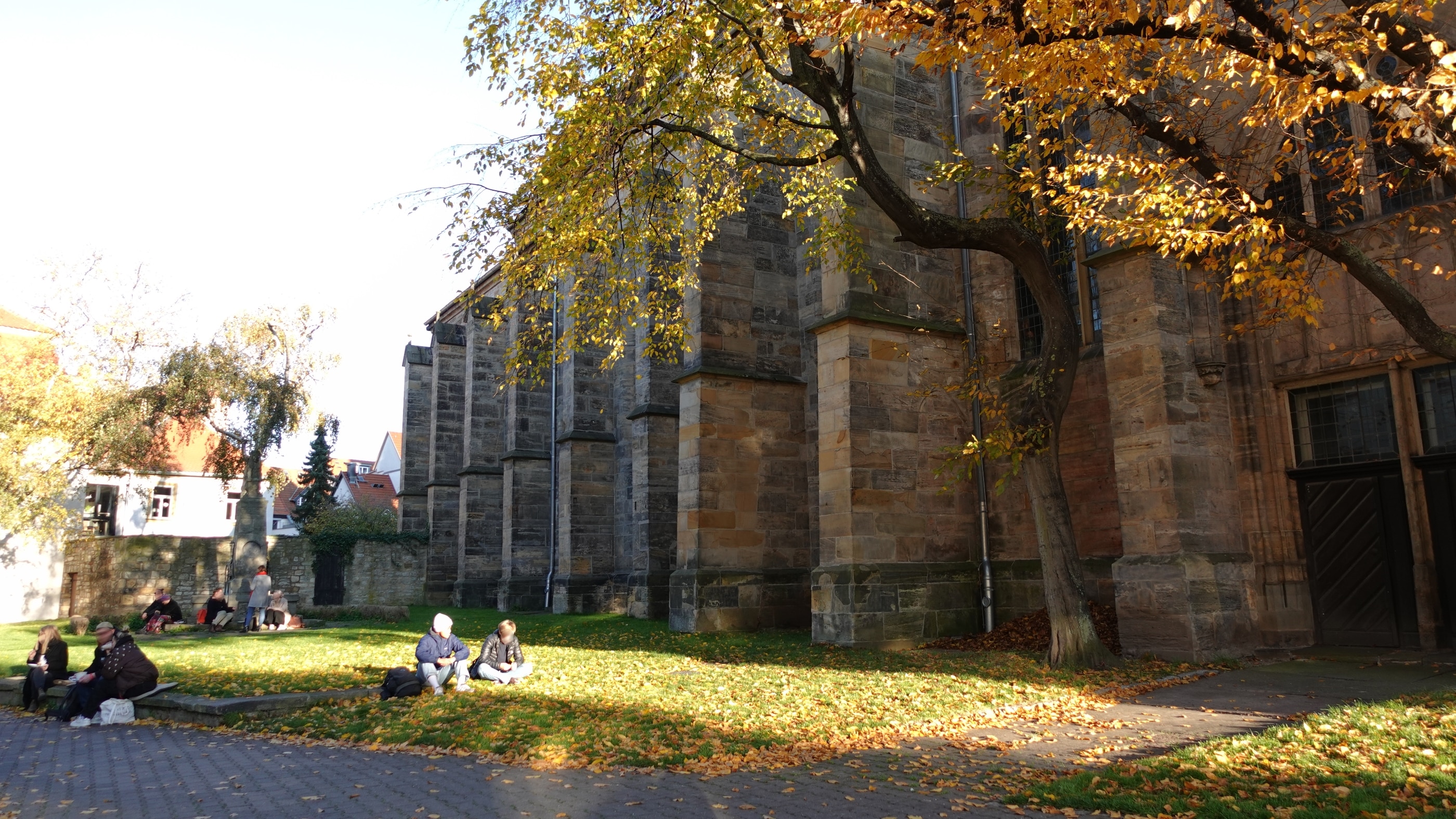 Der Platz zwischen Predigerstraße und Predigerkirche mit dem Gustav Adolf Brunnen in der Altstadt von Erfurt.