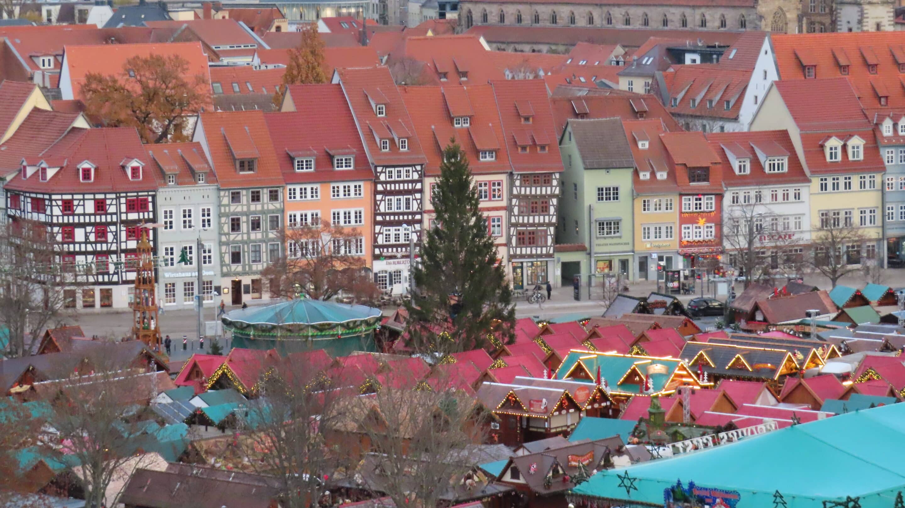 Der Weihnachtsbaum auf dem Weihnachtsmarkt am Domplatz in der Altstadt von Erfurt.