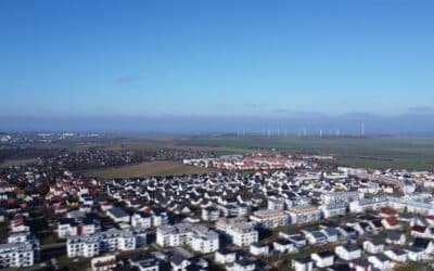 Steine gegen Reihenhaus