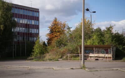 Autos vor Club aufgebrochen