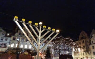Chanukka-Leuchter vor dem Erfurter Rathaus wird entzündet