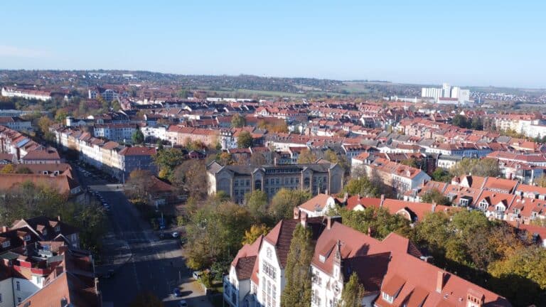 Das Erfurt-Magazin 12 Das Erfurt-Magazin Fußgängerin schwer verletzt nach Zusammenstoß mit Straßenbahn
