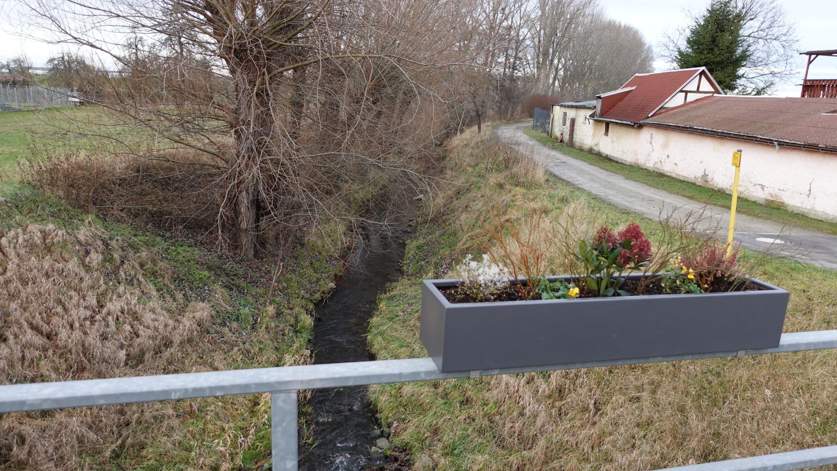 Der Linderbach im Erfurter Ortsteil Azmannsdorf mit der Brücke an der Straße Zur Marke.