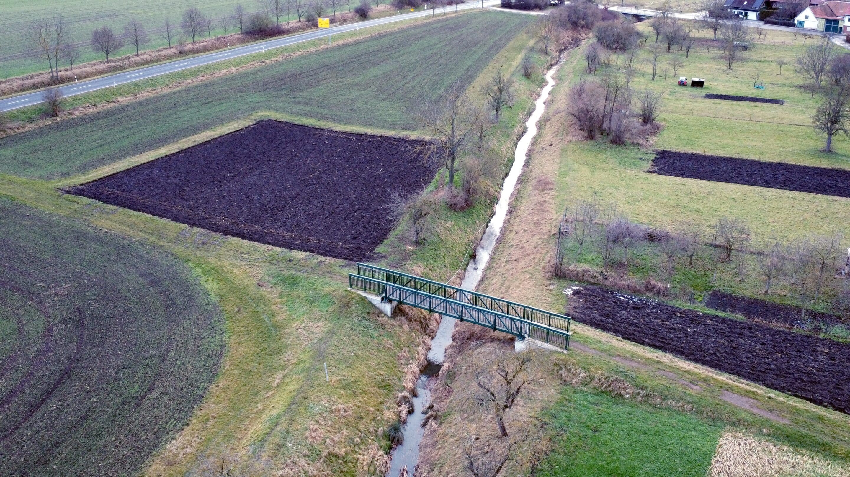 Kurz vor dem Zusammenfluss mit der Gramme überspannt eine Brücke den Linderbach zwischen Kleinmölsen und Großmölsen im Weimarer Land.