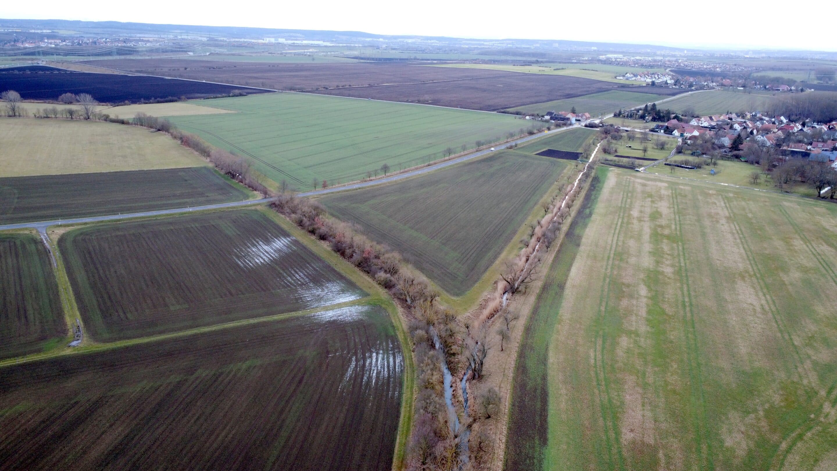 Der Zusammenfluss von Linderbach  (rechts) und Gramme zwischen Kleinmölsen und Großmölsen kurz hinter der Stadtgrenze der Landeshauptstadt Erfurt.