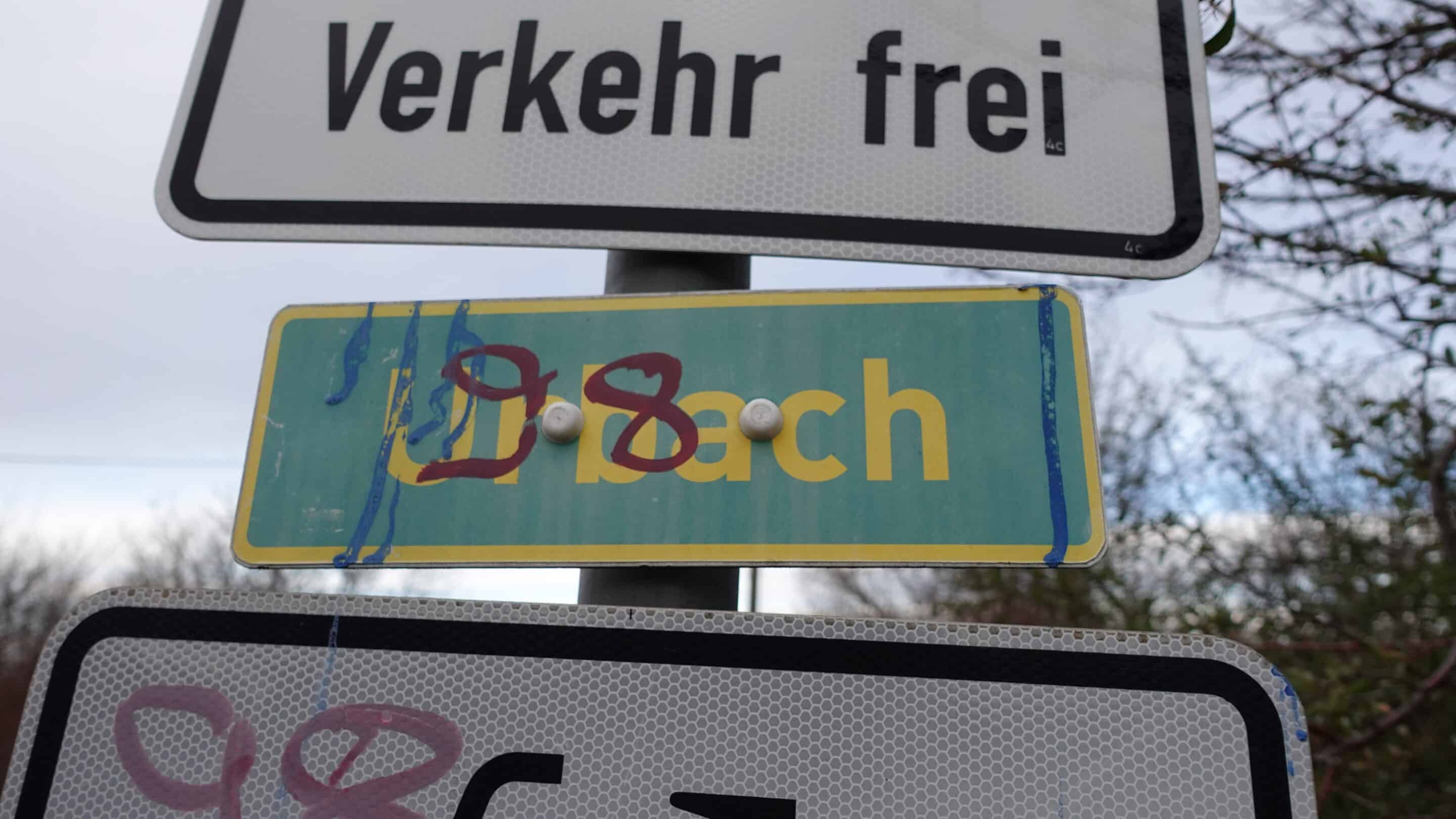 Schild Urbach am Urbicher Kreuz in Erfurt.