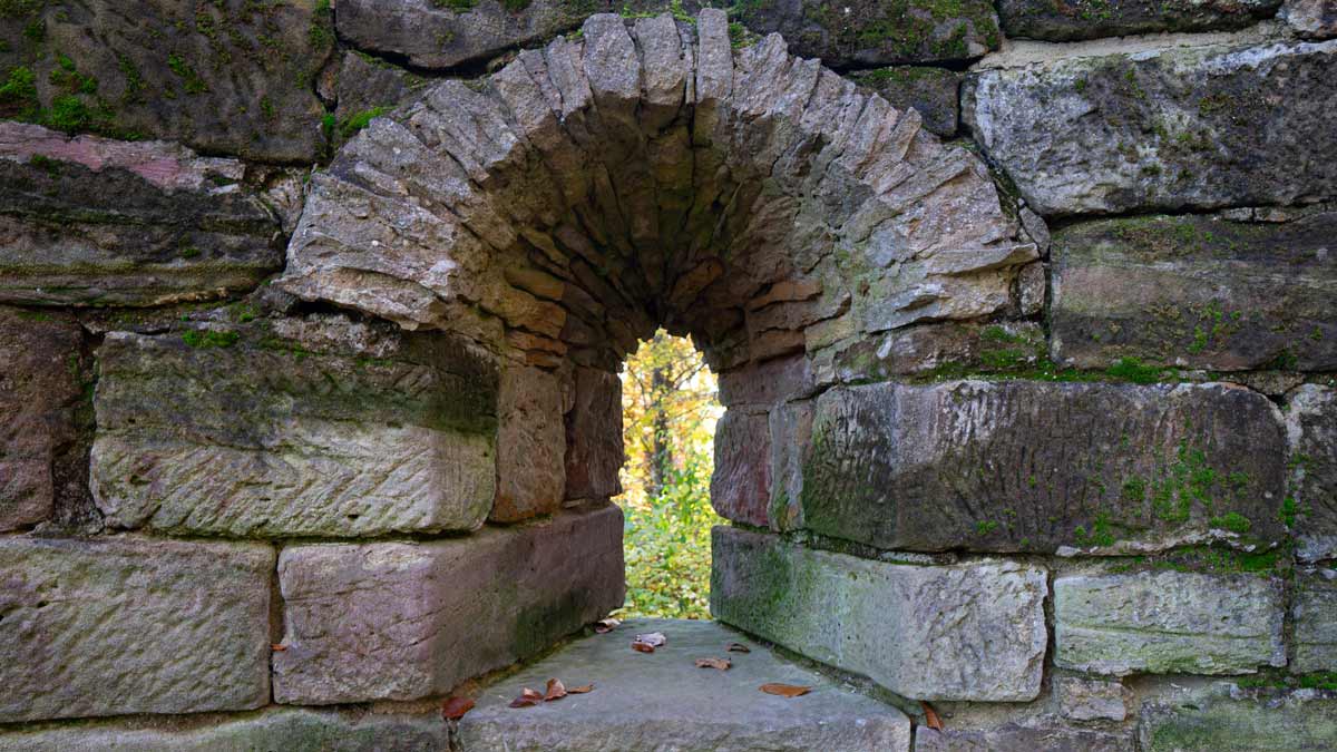 Eine alte Feldsteinmauer begrenzt an einigen Stellen den Park.