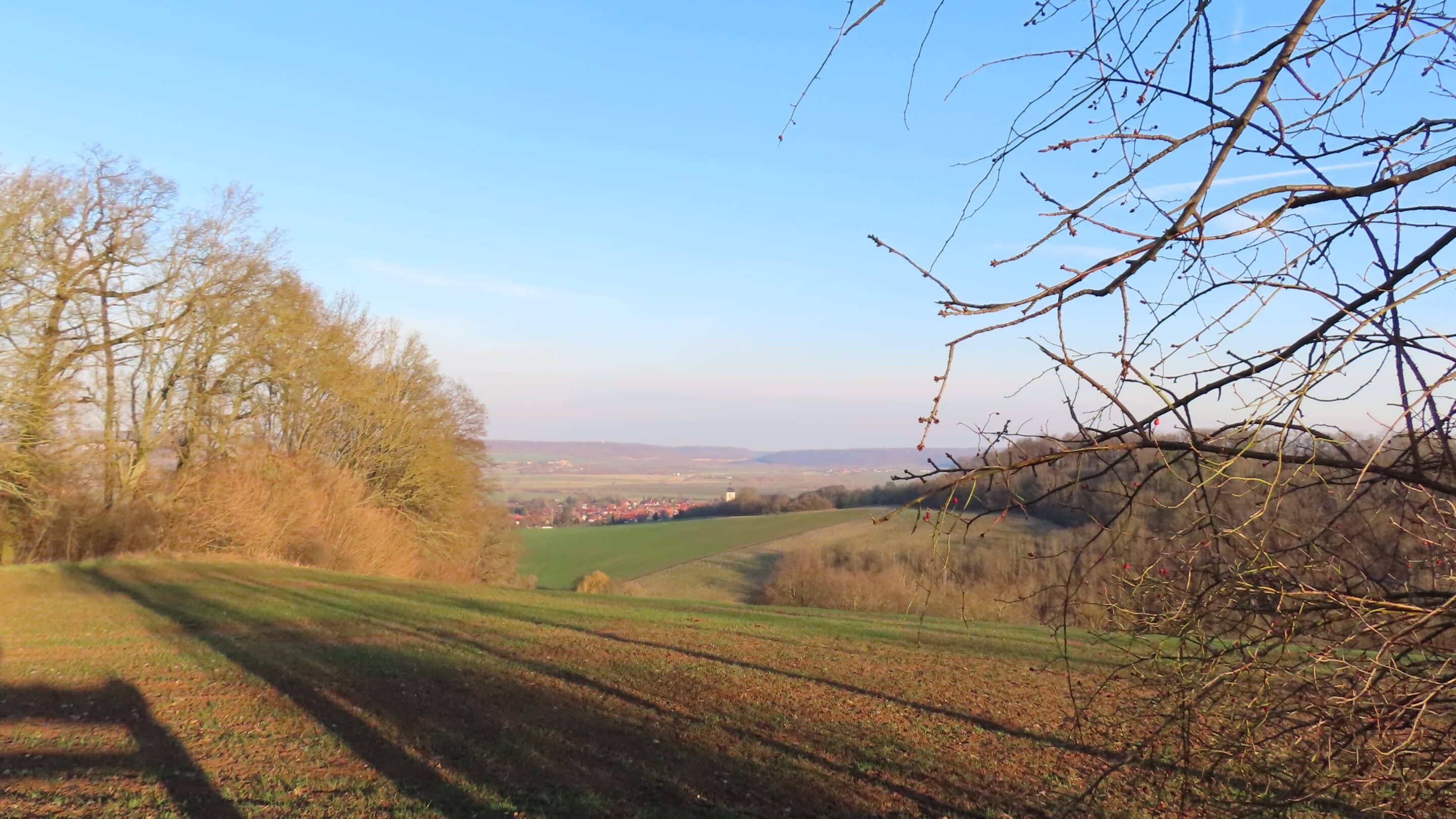 Der Blick vor Garnbach einem Ort in der Hoehen Schrecke über Wiehe zur Unstrutaue.