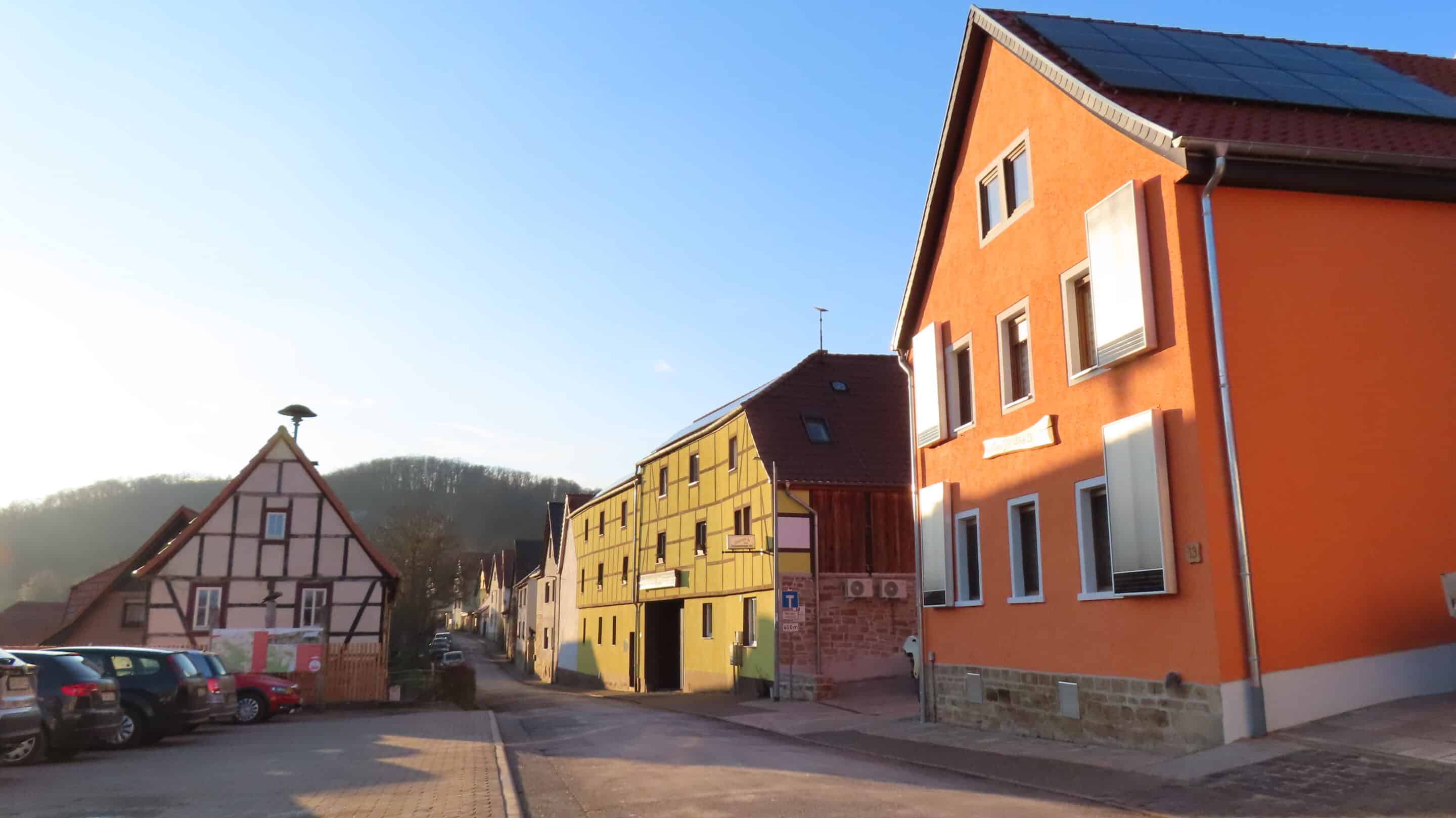 Die Hauptstraße von Garnbach einem Dorf in der Hohen Schrecke im Kyffhäuserkreis Thüringen.