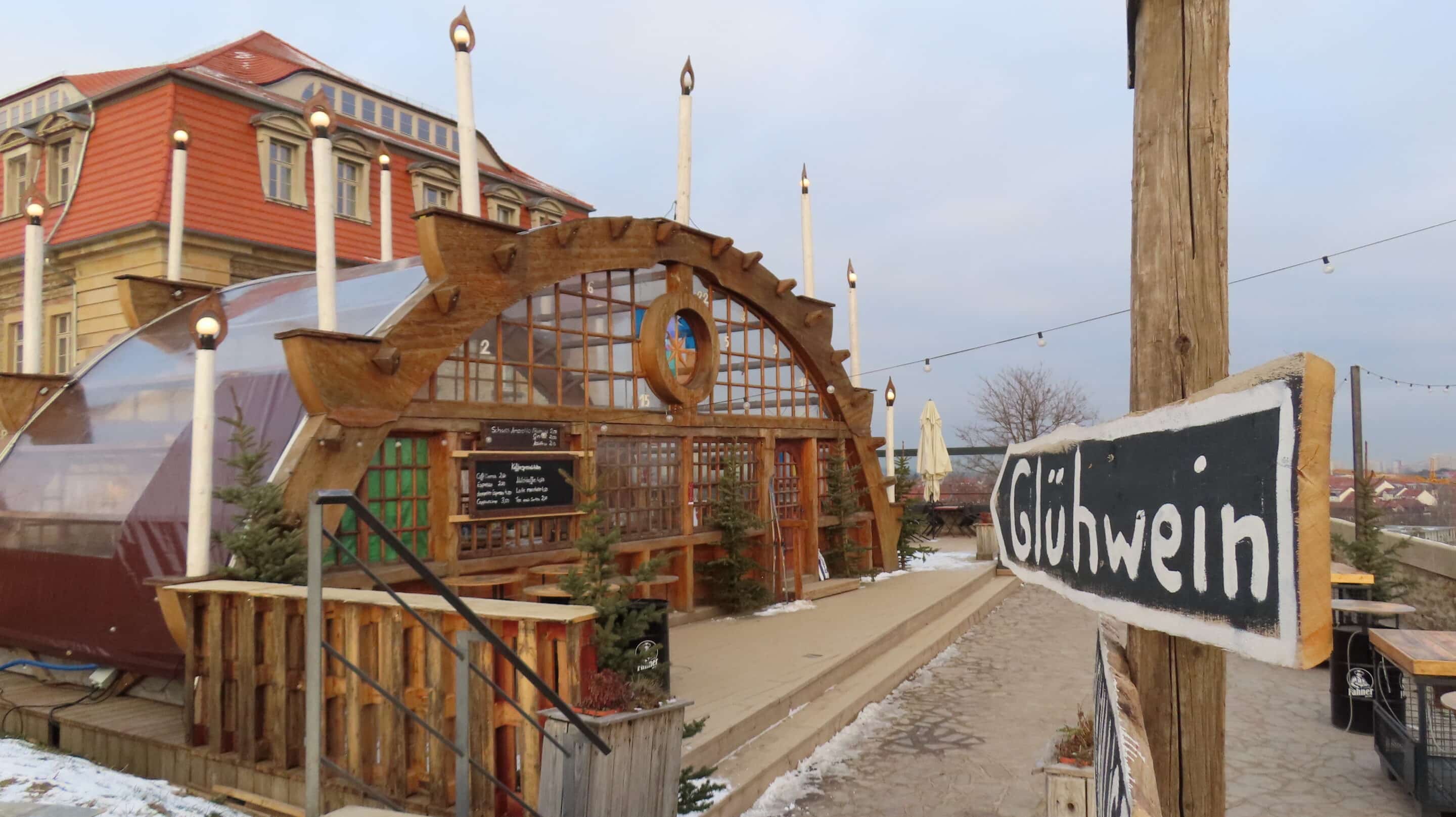 Ostterasse Petersberg Erfurt mit Weihnachtsbaude Glühwein und Tannenbäumen.