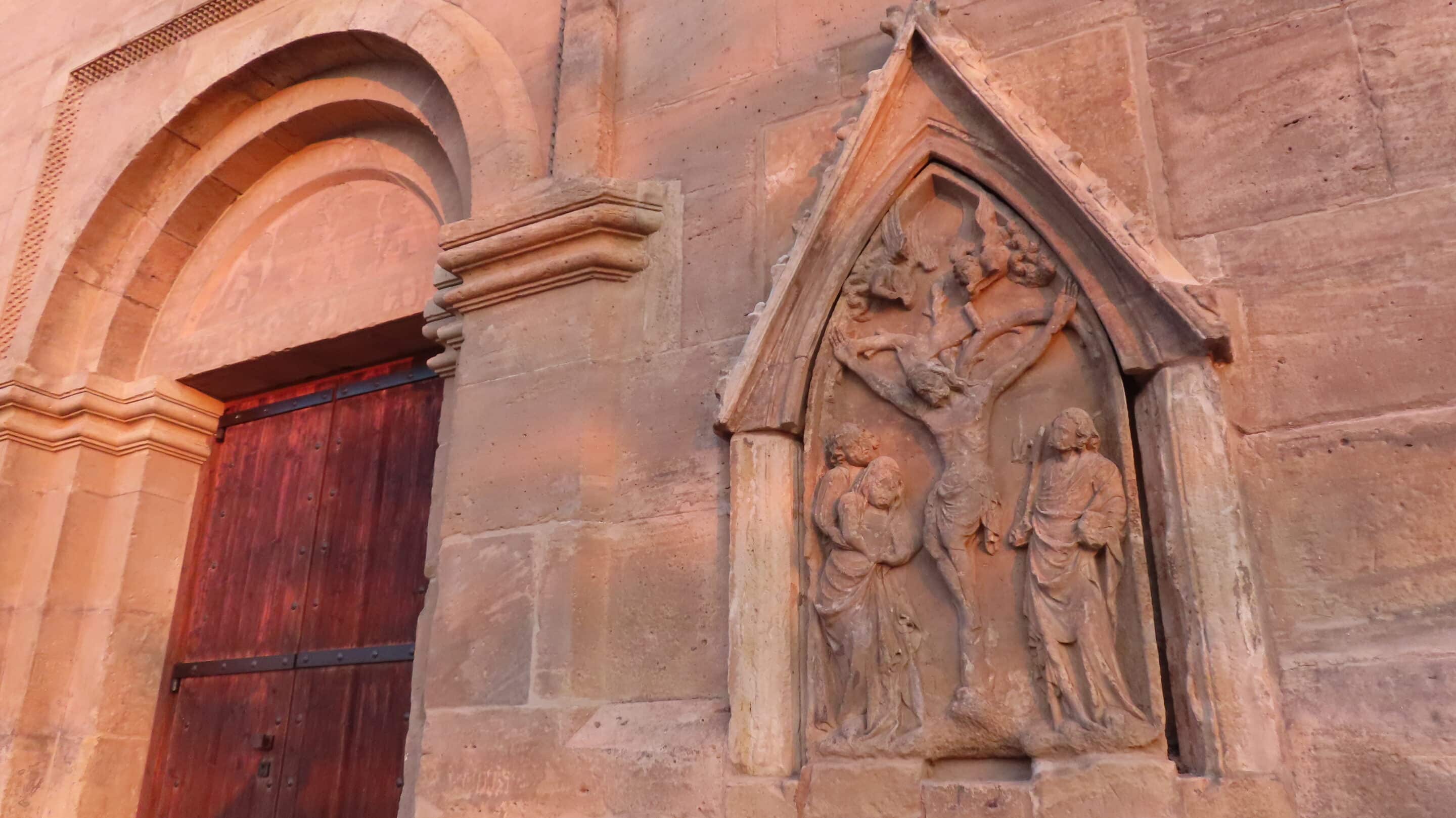 Relief und Tür mit Bogen an der Peterskirche in Erfurt.