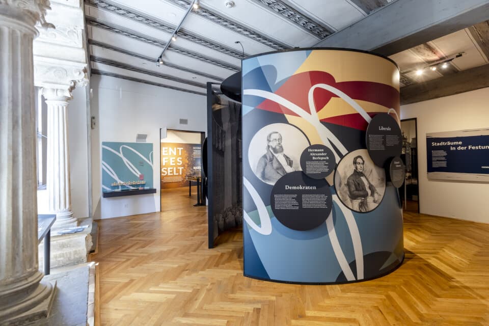 fittosize 85 960 0 36f4a2e45ac30a0ed0b57ea93f2f66d8 2025 03 18 ausstellungs unionsparlament stadtmuseum 221 kl_erfurt