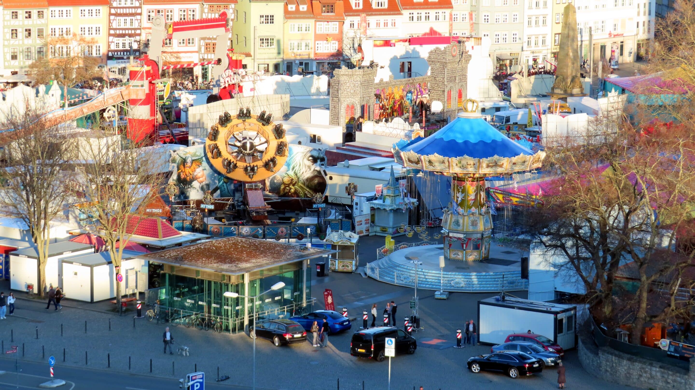 Domplatz Erfurt mit Fahrgeschäften Rummel Altstadt Frühling Der Domplatz Erfurt mit Fahrgeschäften für den Rummel Altstadt Frühling.