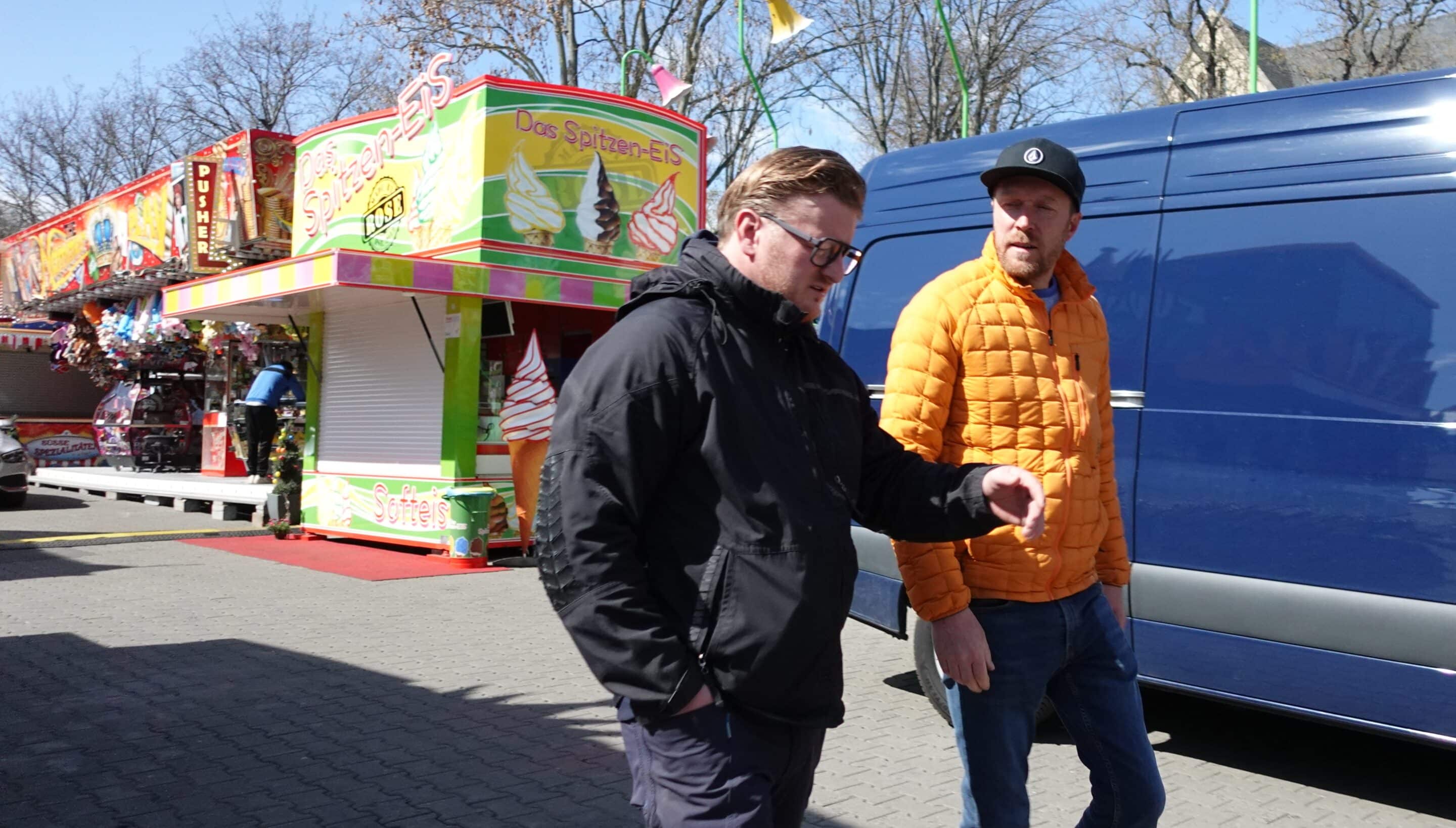 Klaus Zebe Seelsorger im Gespräch mit Schausteller Bernd Hammer Pfarrer Klaus Zebe Landespfarrer für Zirkus- und Schaustellerseelsorge im Gespräch mit Schausteller Bernd Hammer