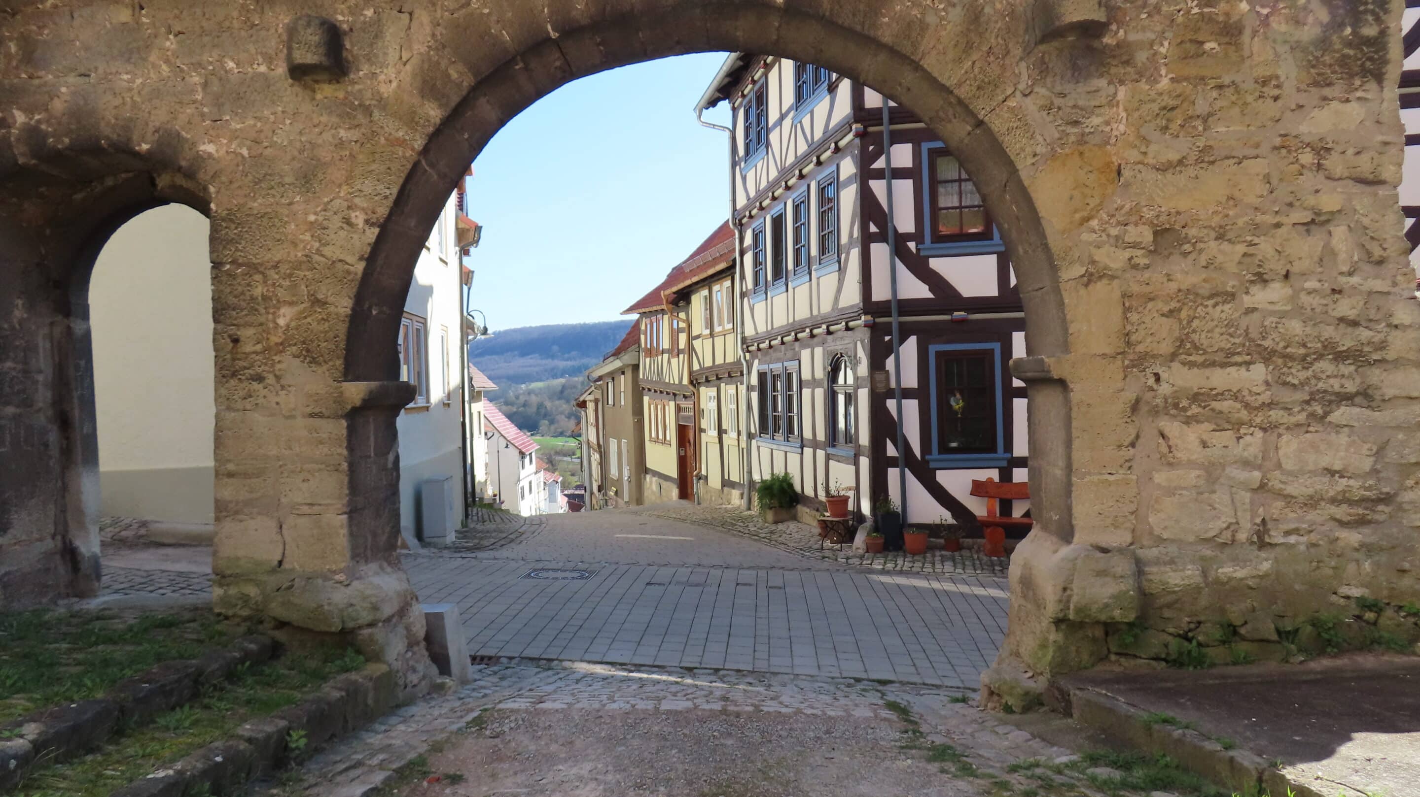 Das Tor vom Mainzer Hof in Treffurt an der Werra mit Fachwerkhäusern