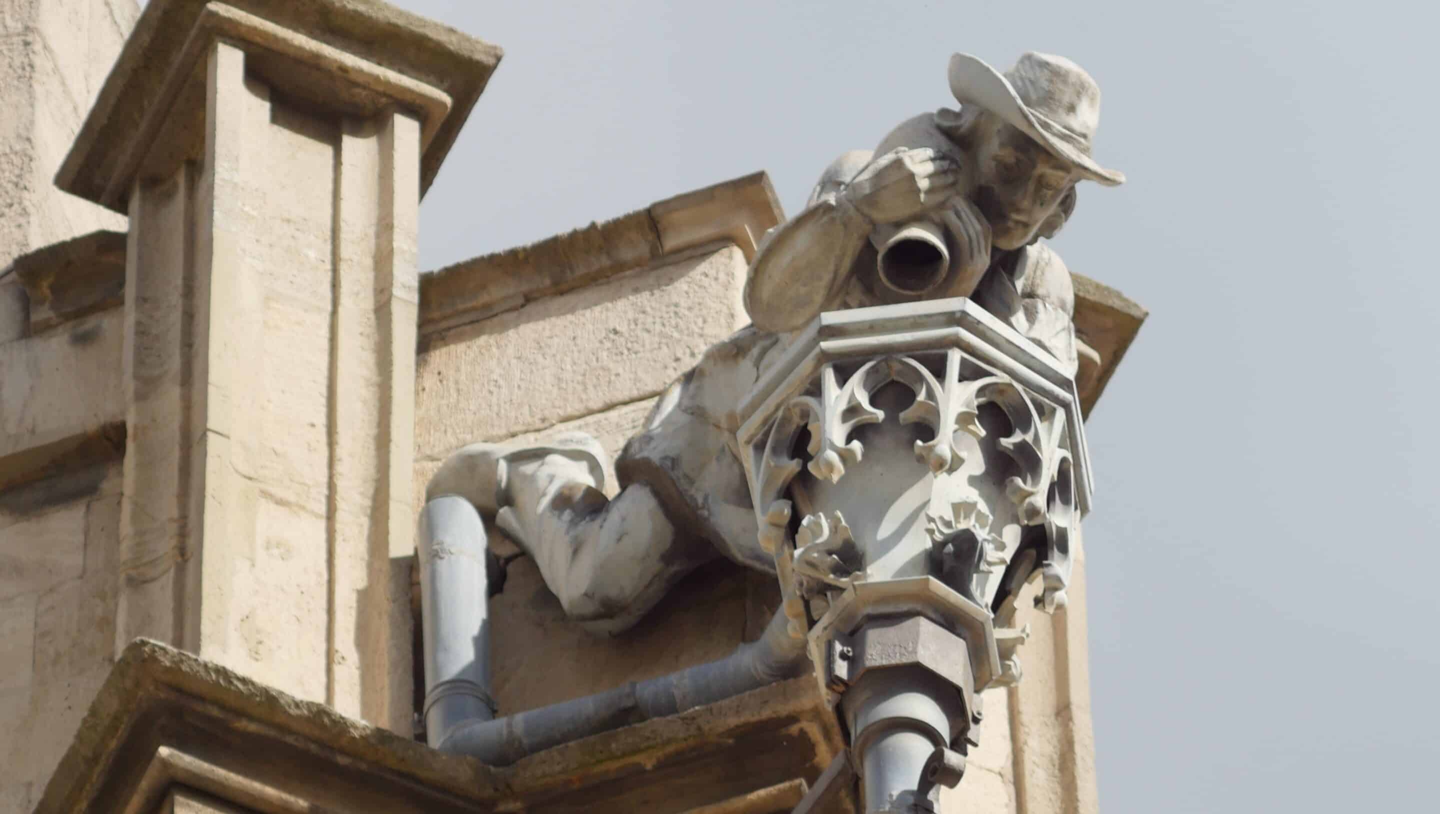 Figürliche Darstellung an einer Regenrinne Rathaus Erfurt am Fischmarkt Eine Figürliche Darstellung an einer Regenrinne am Rathaus in Erfurt welches sich am Fischmarkt befindet.
